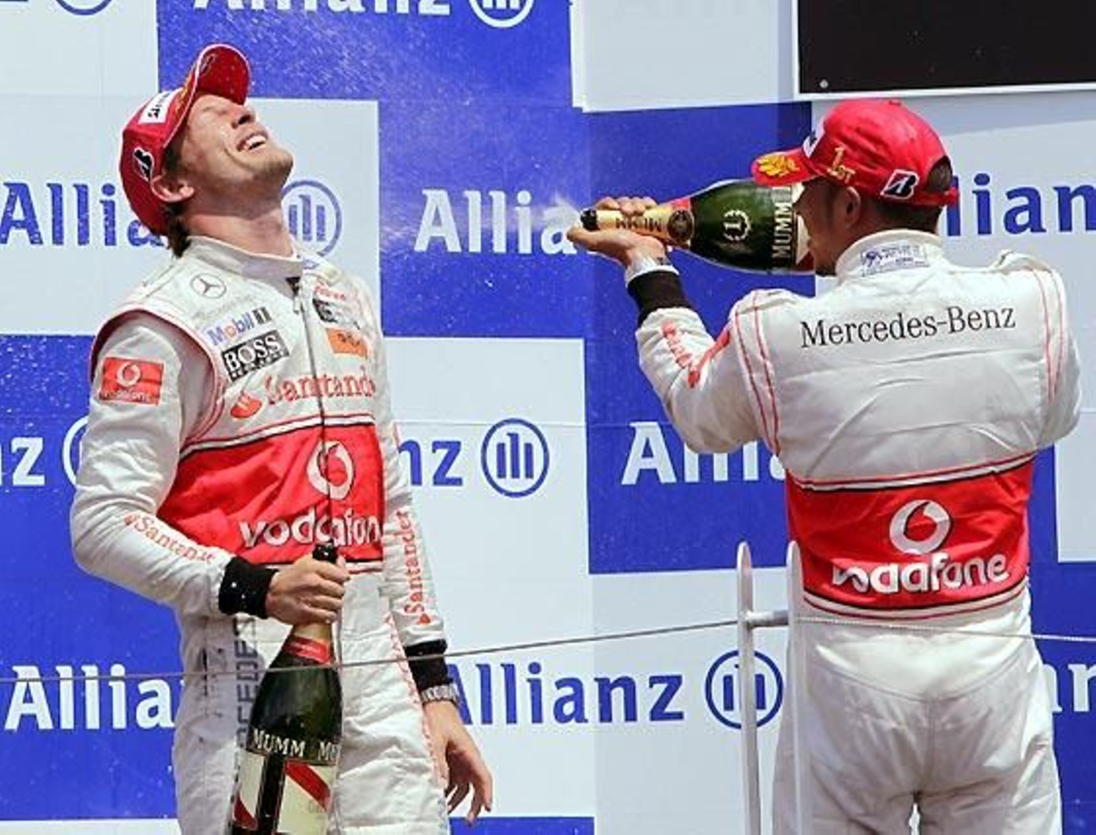 Los dos pilotos de McLaren, Jenson Button y Lewis Hamilton, en el podio de Canadá.

Foto: Afp Photo / Reuters / Efe