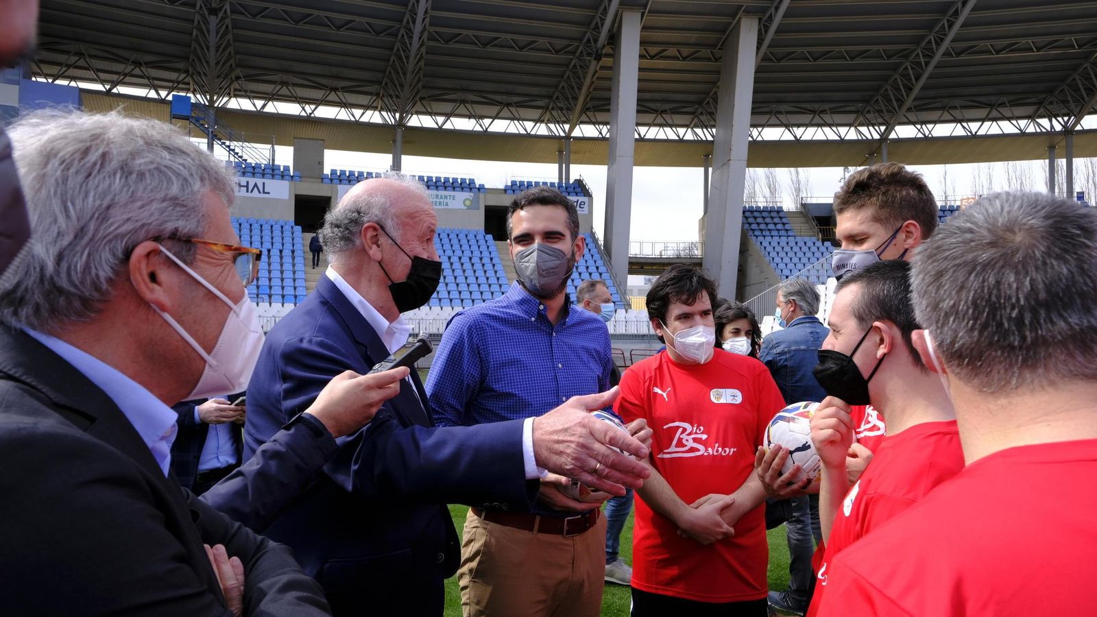 Del Bosque dialoga con los jugadores.