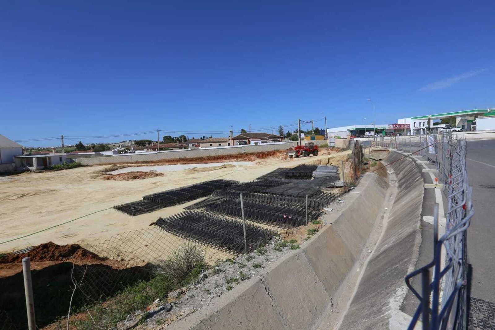 Vista de la parcela, en la confluencia de las carreteras de Fuente Amarga y Las Lagunas, donde se desarrolla la actuación.
