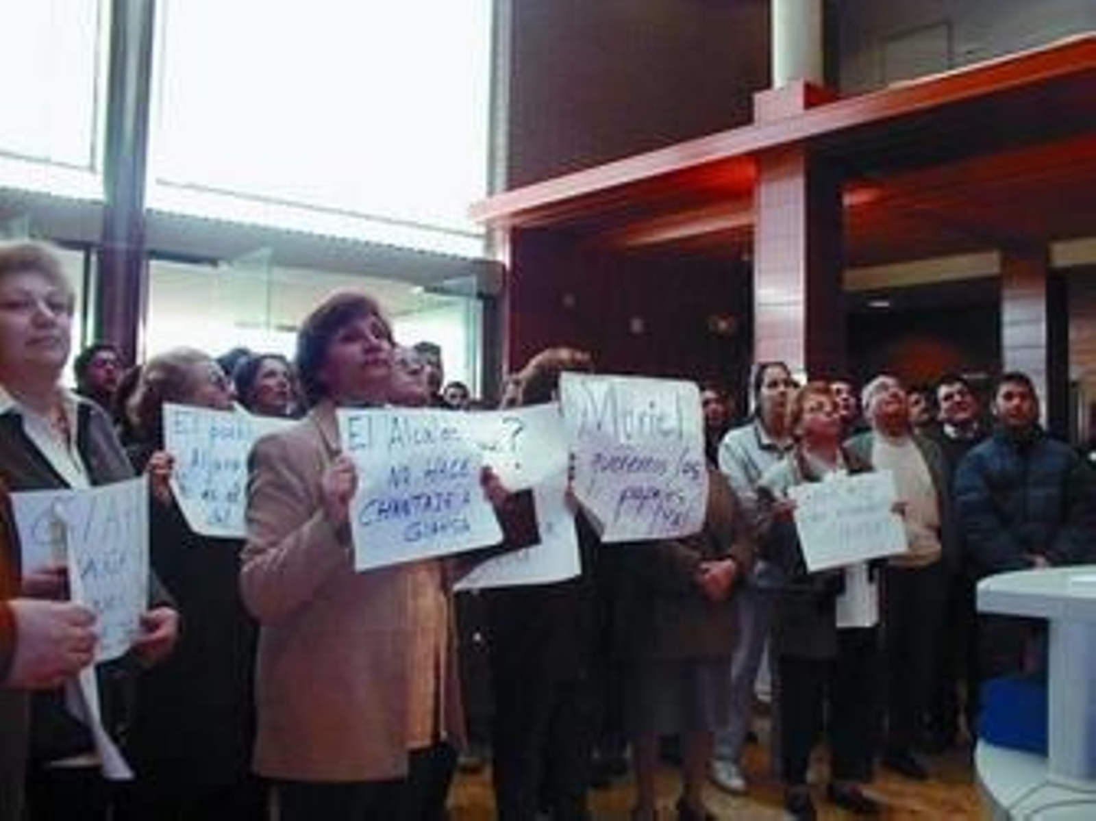 A principios de 2001, concejales y vecinos de Aljaraque protestaban por la actuación de Giahsa.