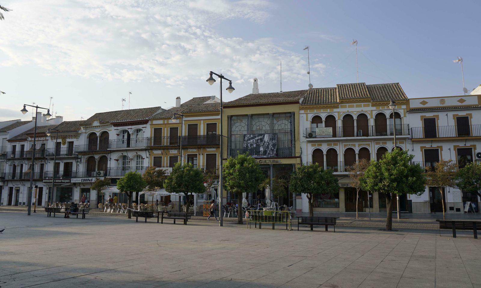 Al fondo, veladores en la Plaza del Altozano de Utrera.