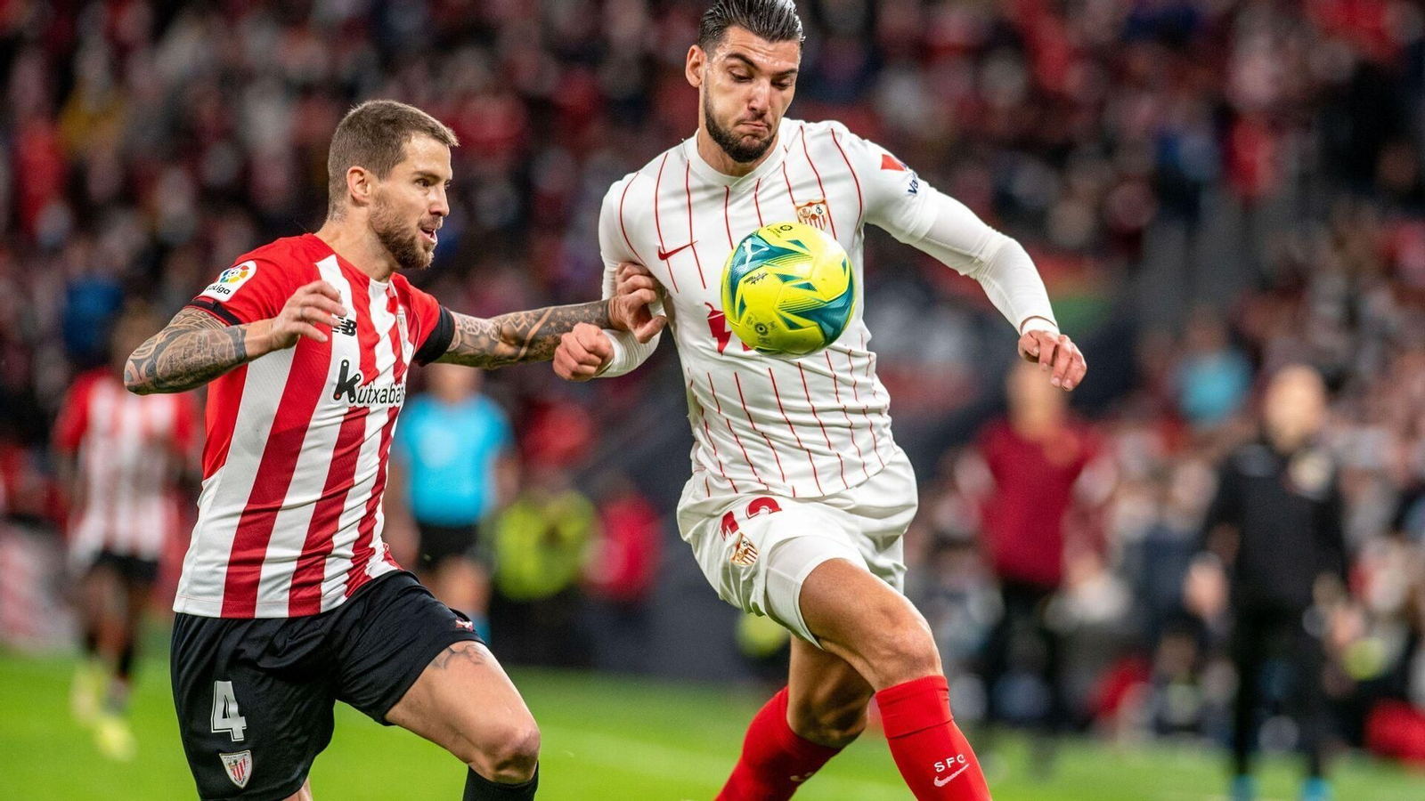 Íñigo Martínez, que es duda para este partido, con Rafa Mir en el Athletic-Sevilla de la 2021-22