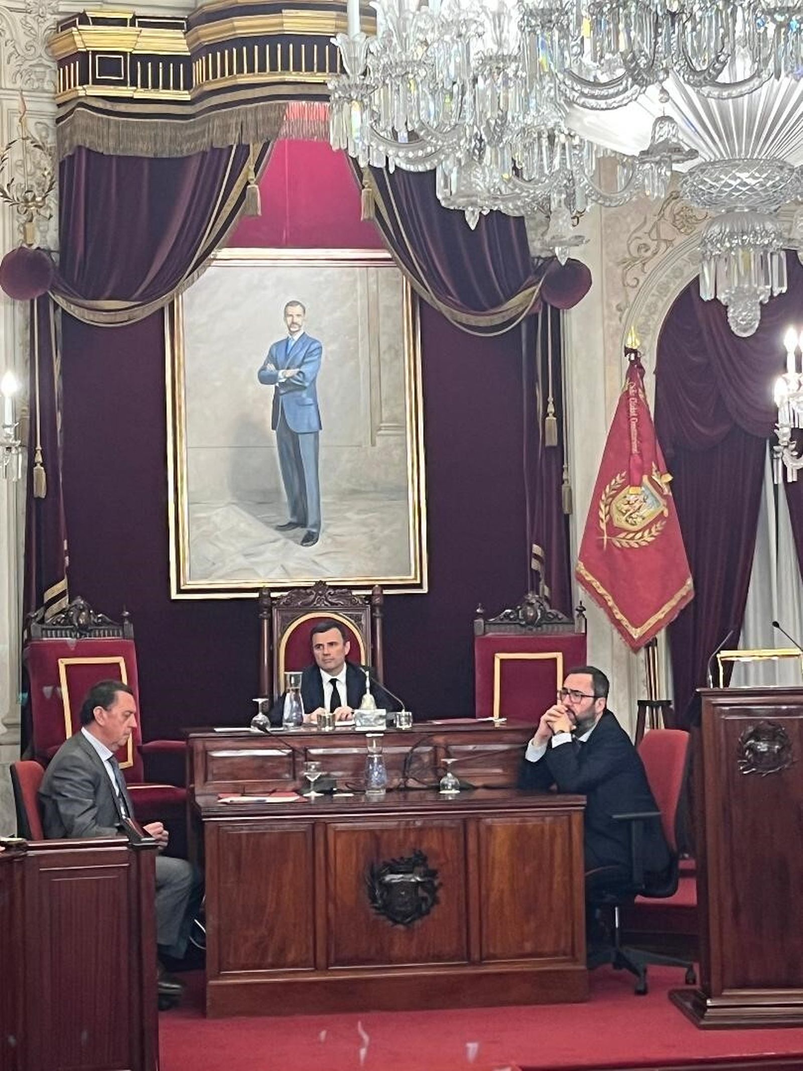 El alcalde de Cádiz, Bruno García, durante el homenaje a Carlos Díaz en el salón de Plenos del Ayuntamiento de Cádiz.