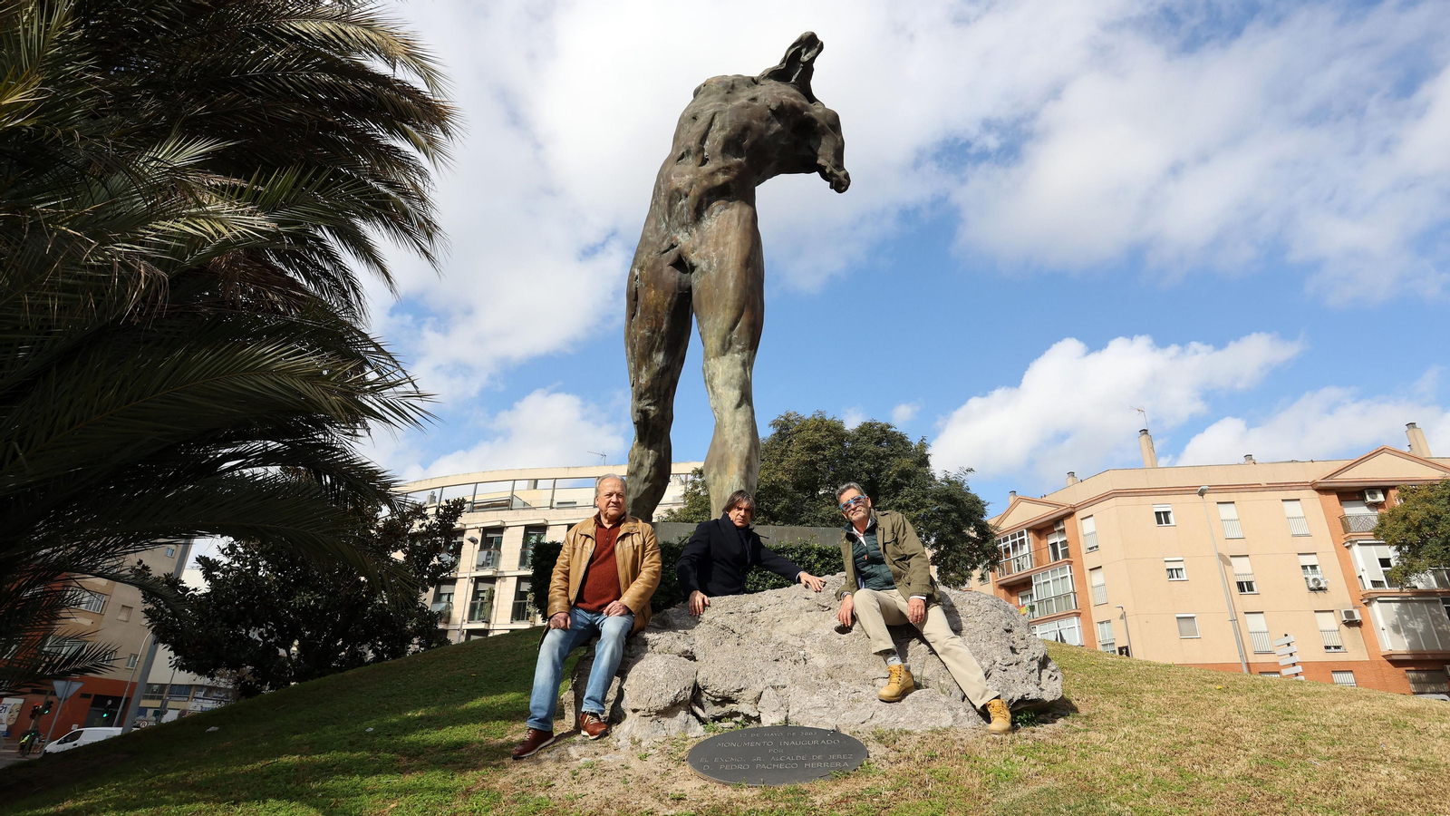 Visita de Víctor Ochoa con Pedro Pacheco a sus esculturas de Lola Flores y el Minotauro en Jerez