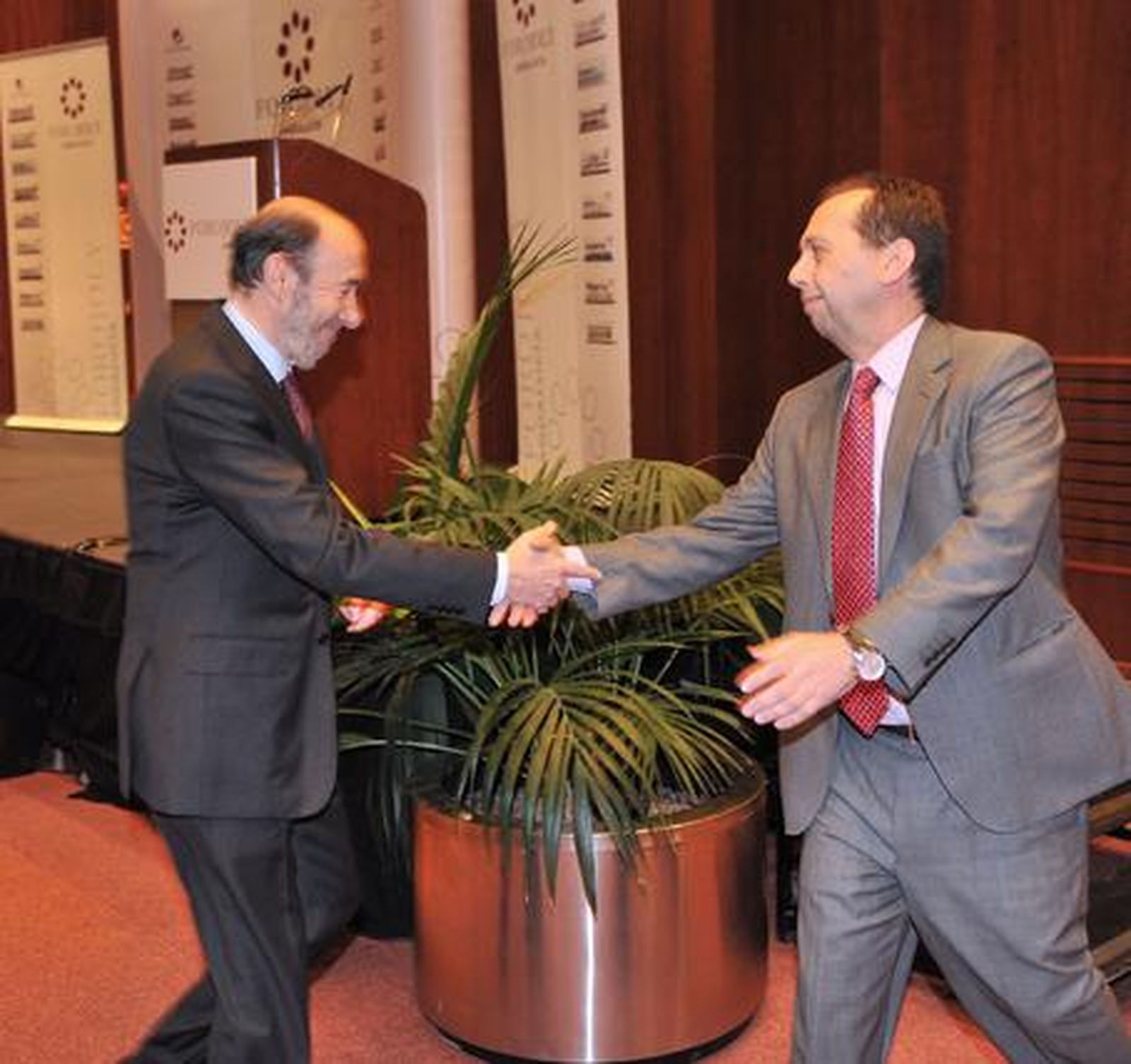 Rubalcaba saluda a José Antonio Carrizosa, director de publicaciones del grupo y director de 'Diario de Sevilla'.

Foto: JC Vazquez