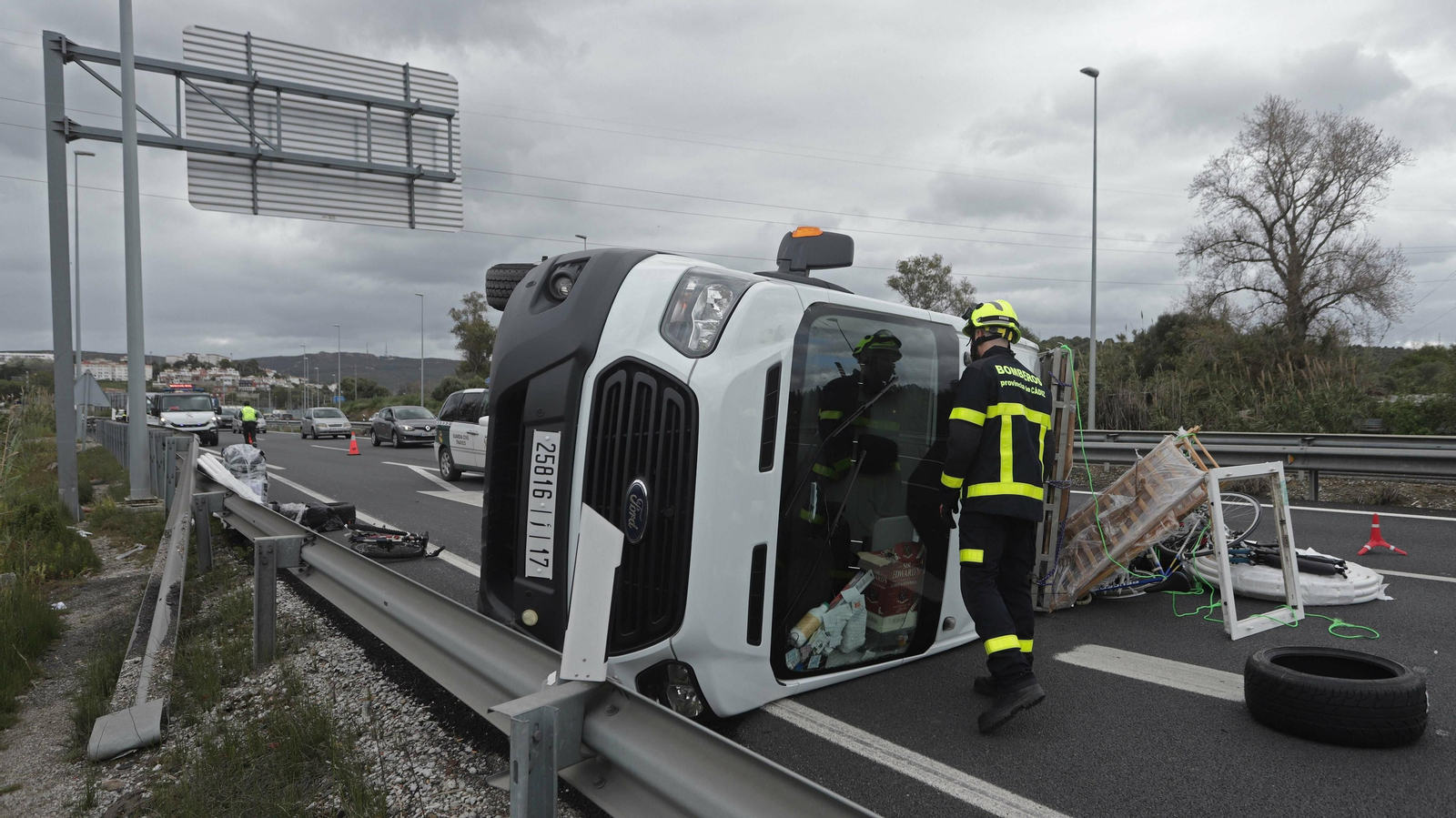 Una furgoneta volcada tras colisionar  con uno de los guardarrailes de la A7 a la altura de Casa Bernardo.