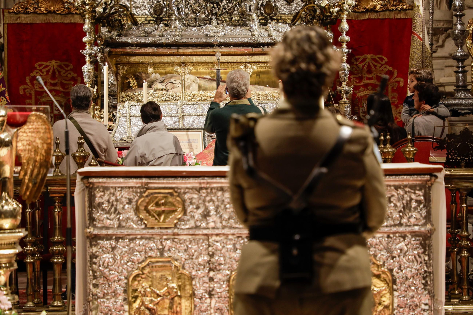 Apertura de la urna de San Fernando y Procesión de la Espada