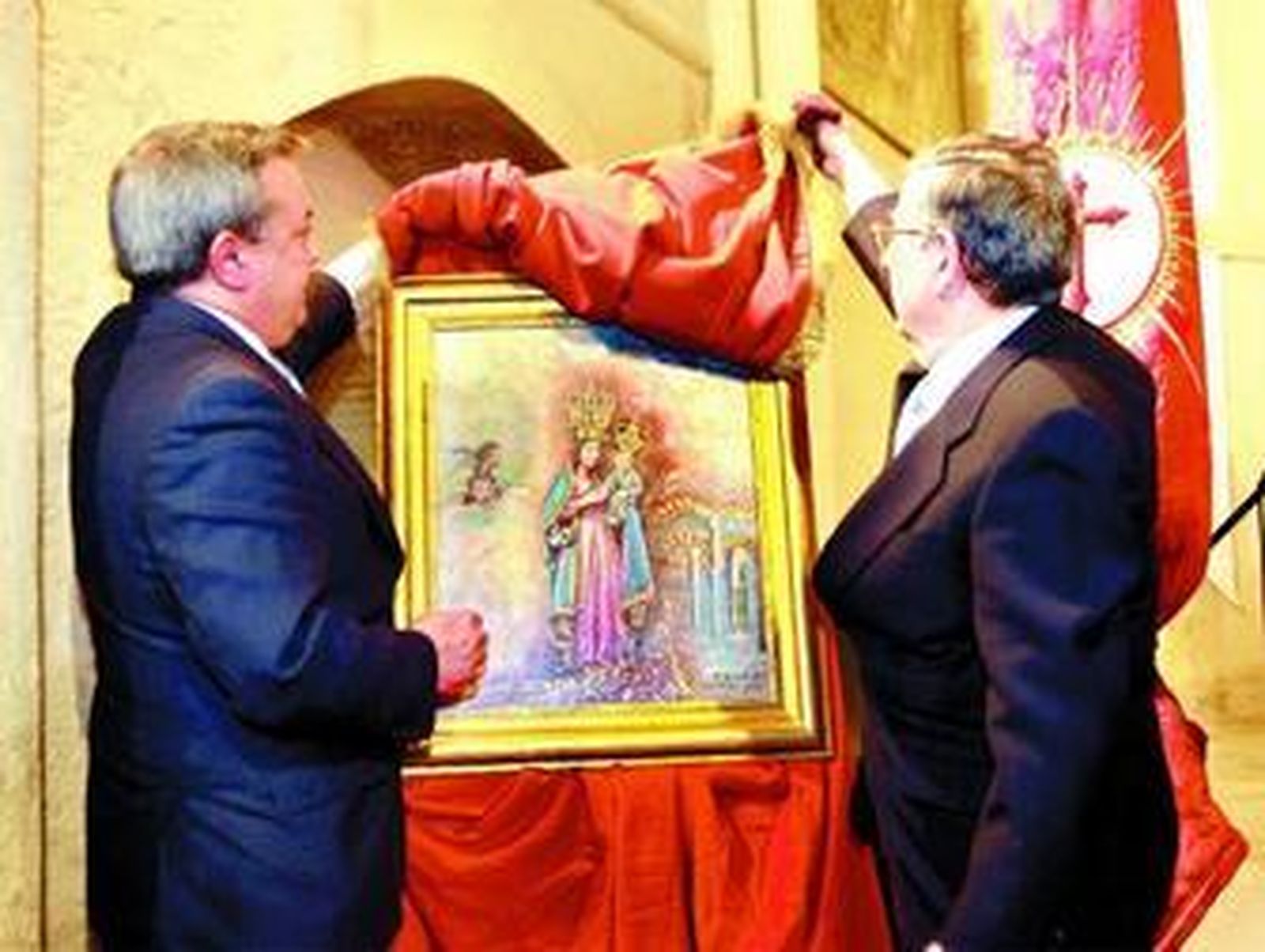 Francisco Alcalde y Rafael Revuelta descubren el cartel de Gloria con la imagen de la Fuensanta.
