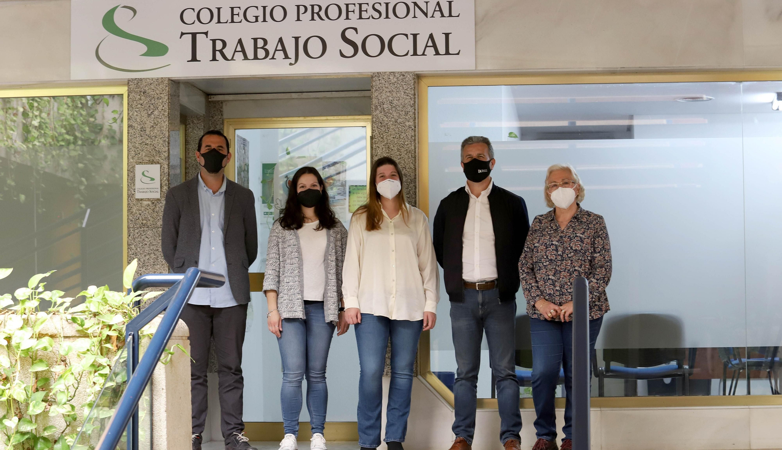 Miembros del IPBS y del Colegio de Trabajo Social, tras su reunión.