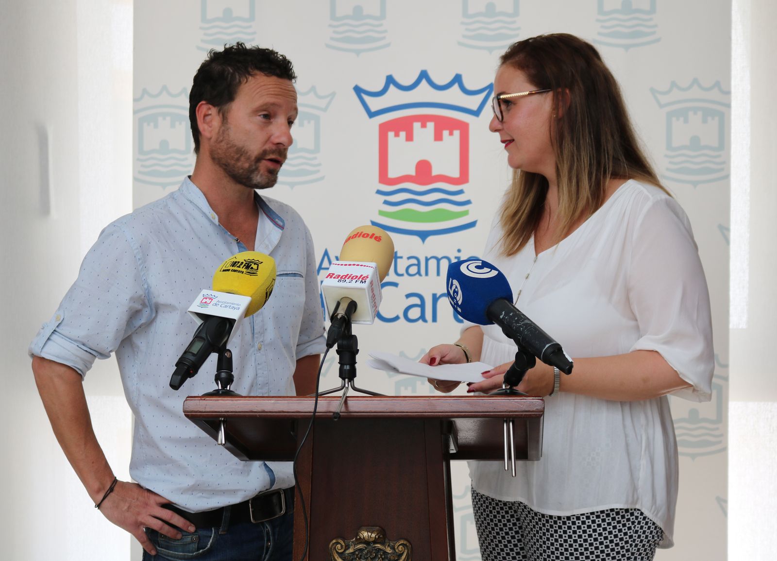 David Fernández Calderón y Eva Olimpia Moya en el Ayuntamiento de Cartaya.