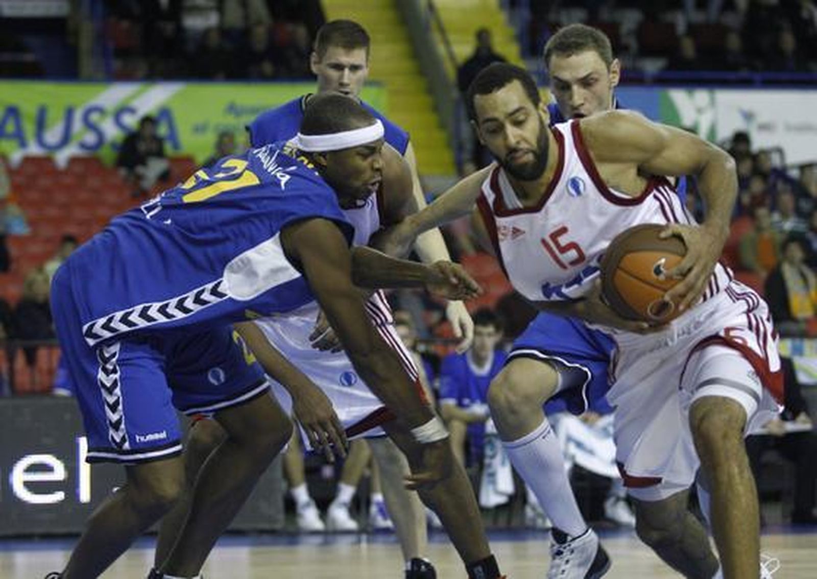 El Cajasol vuelve a perder (72-76), esta vez contra el Hapoel Jerusalén, en un partido con alternativas en el que tuvo en triunfo en sus manos, pero lo dejó escapar.  Foto: Antonio Pizarro