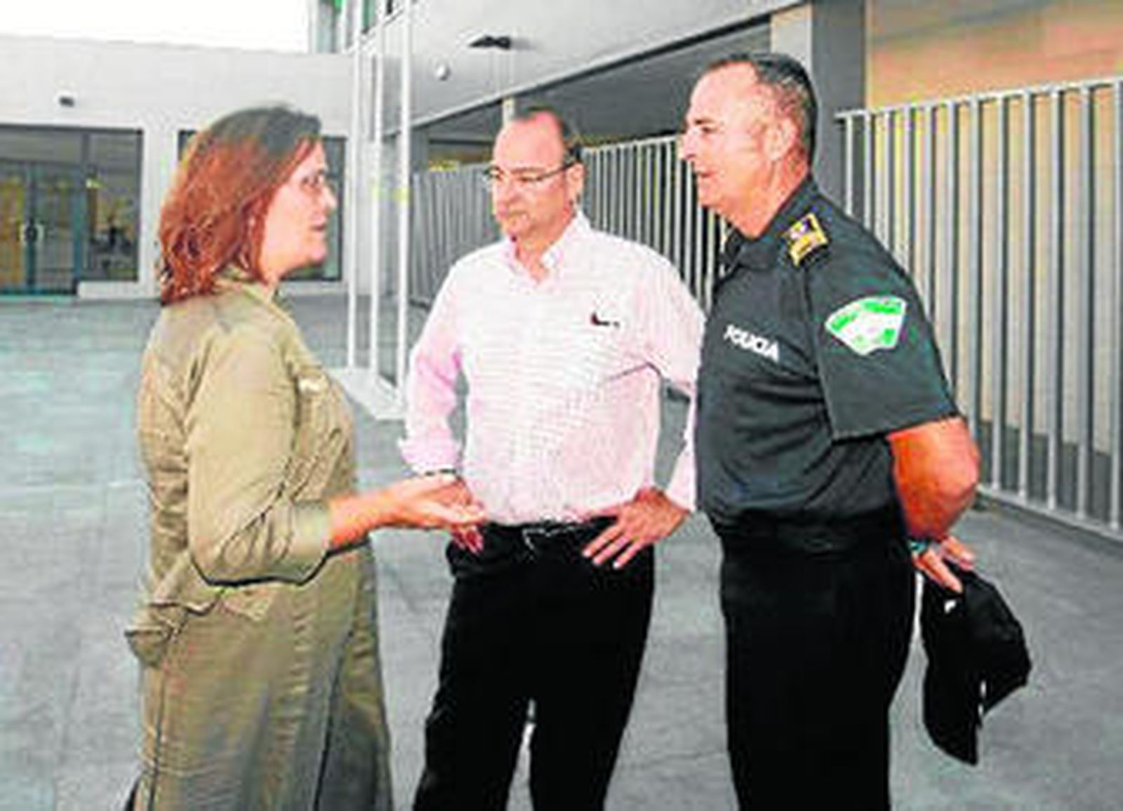 El Superintendente Jefe de la Policía Local de Almería junto al alcalde de la ciudad y la concejala de Seguridad.