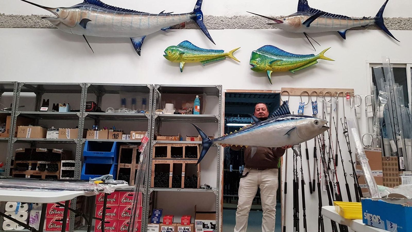 Paco Esparragosa también hace réplicas marinas en poliéster