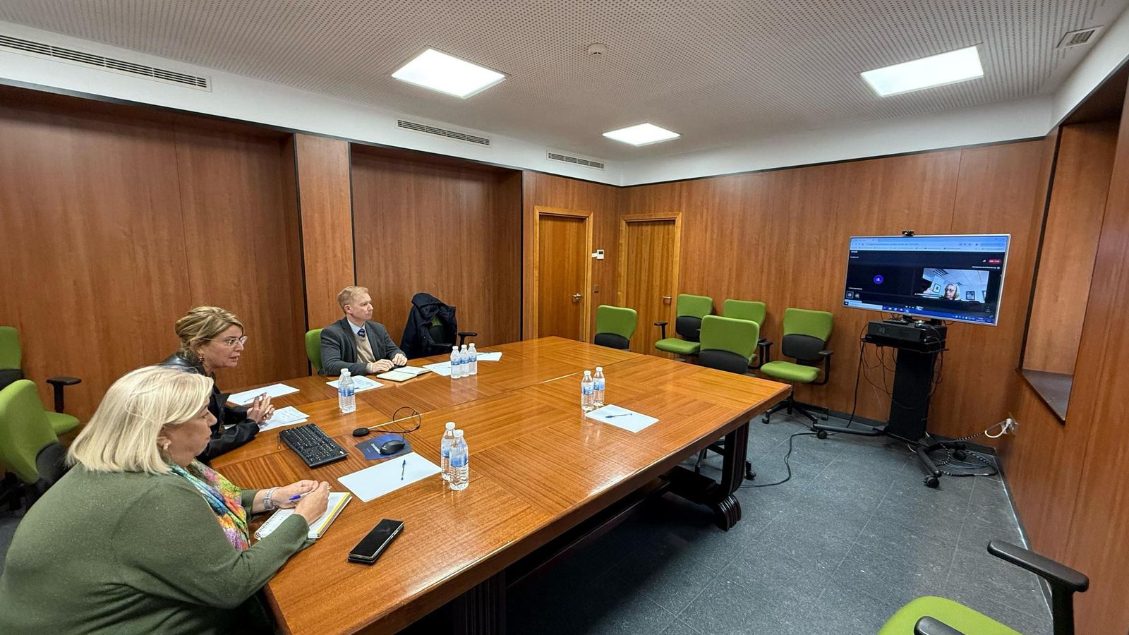 Encuentro de  trabajo entre Pilar Miranda y Rocío Hernández, al que también acudió Manuela Caro.
