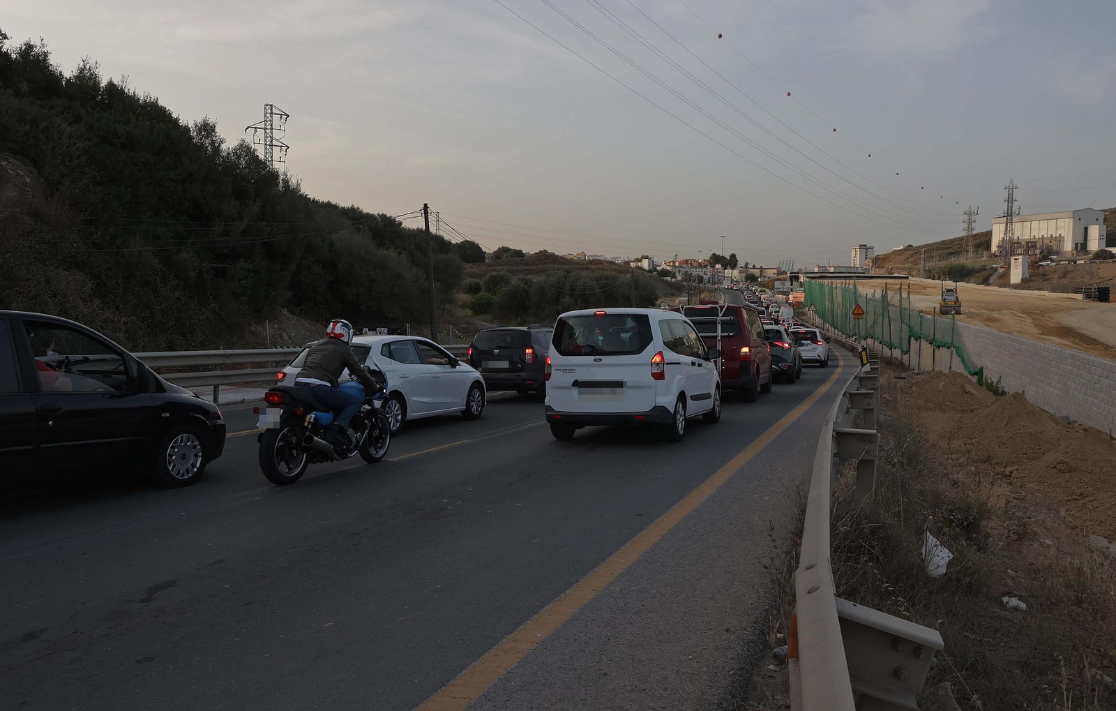 Fotos del colapso de tráfico en la N-340 por las obras del Acceso Sur de Algeciras