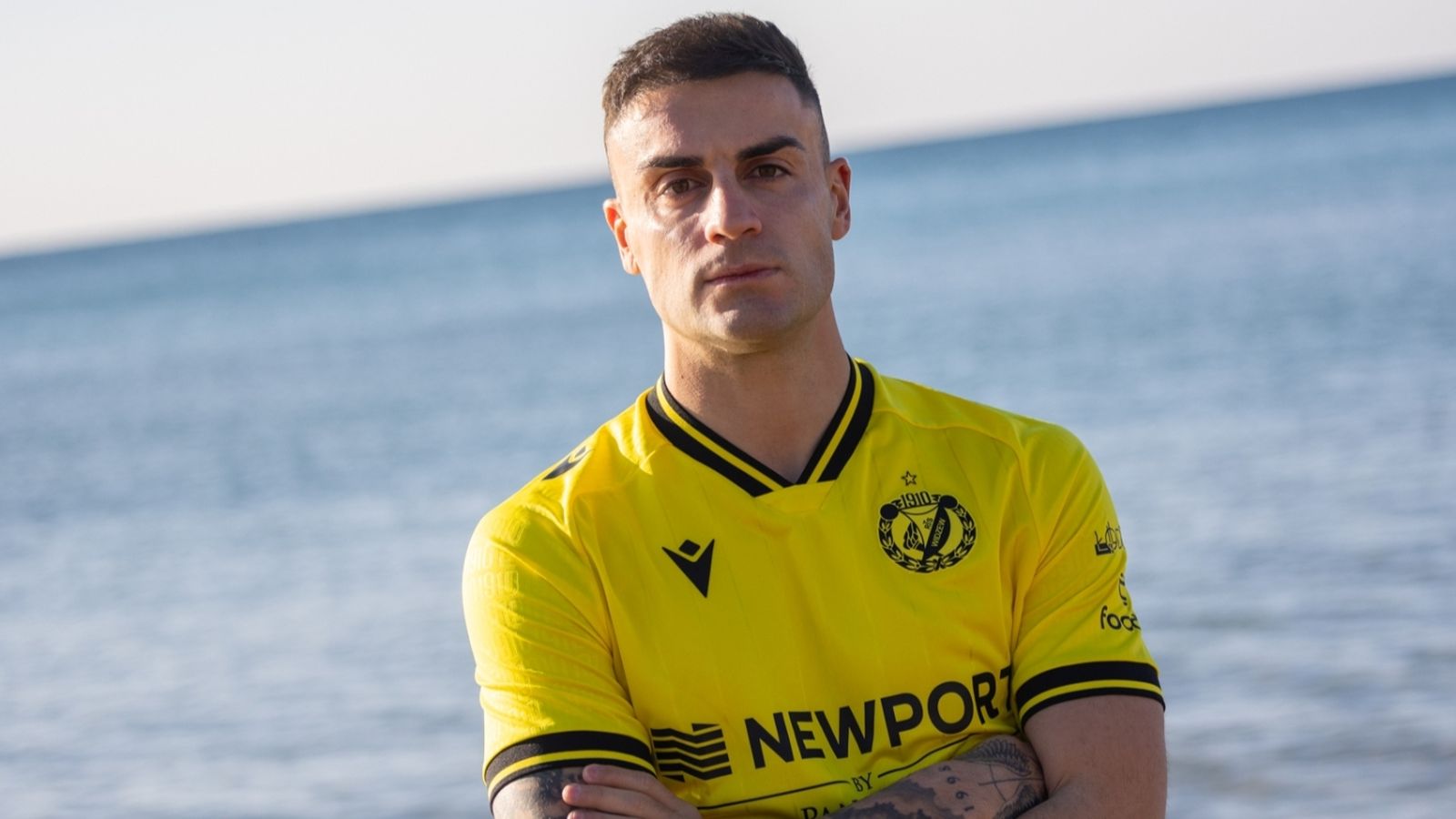 Carlos Isaac, ex jugador del Córdoba CF, posa con la camiseta del Widzew Lodz polaco.