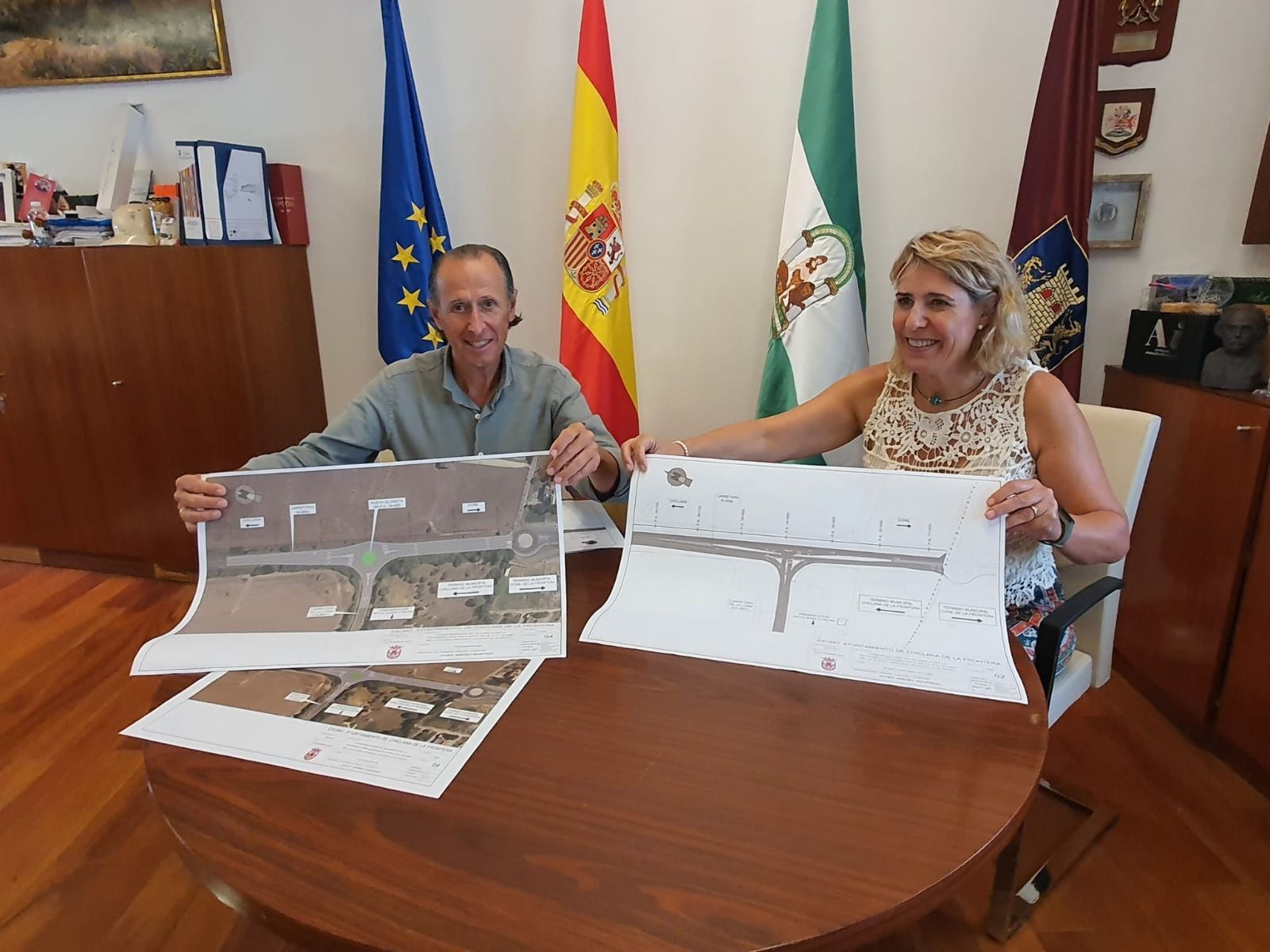 El alcalde de Chiclana junto a la delegada de Vías y Obras durante la presentación del proyecto.