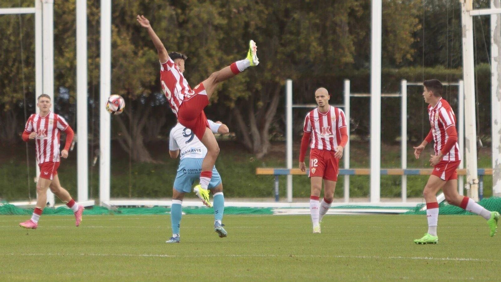 Rachad en plena caída tras disputar un balón aéreo durante el encuentro que les enfrentó en el Anexo.