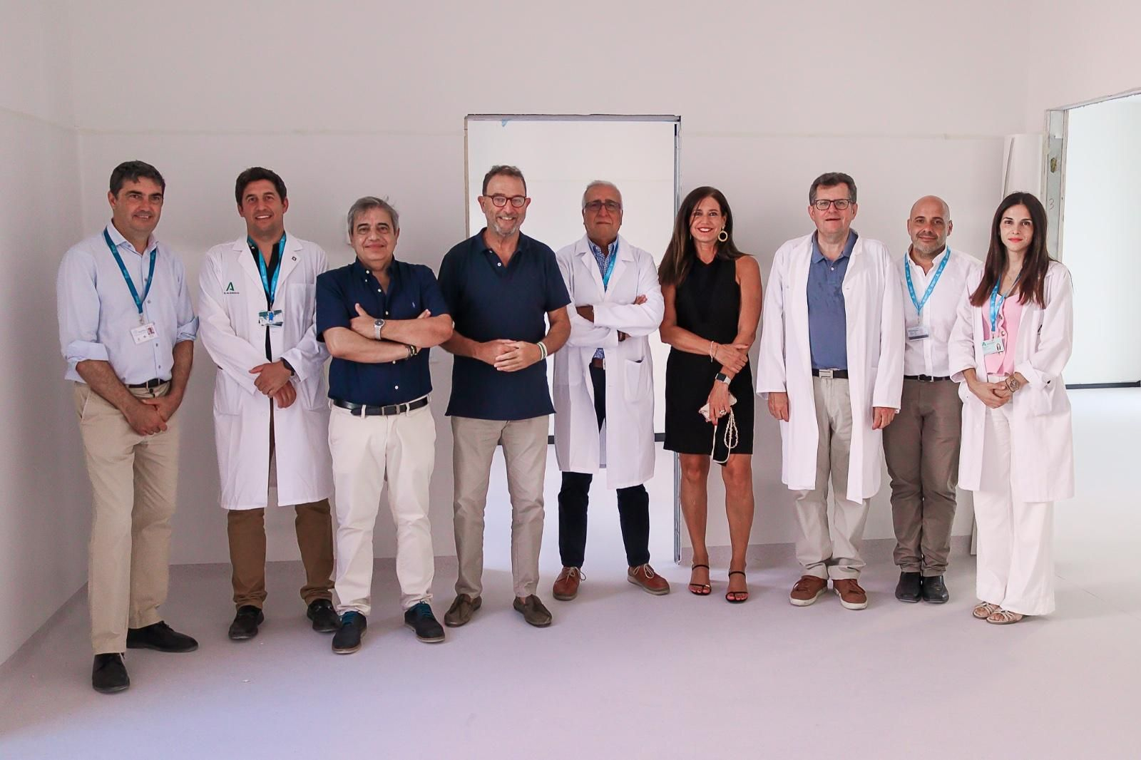El delegado con responsables del Hospital Regional y del Ibima, durante su visita.