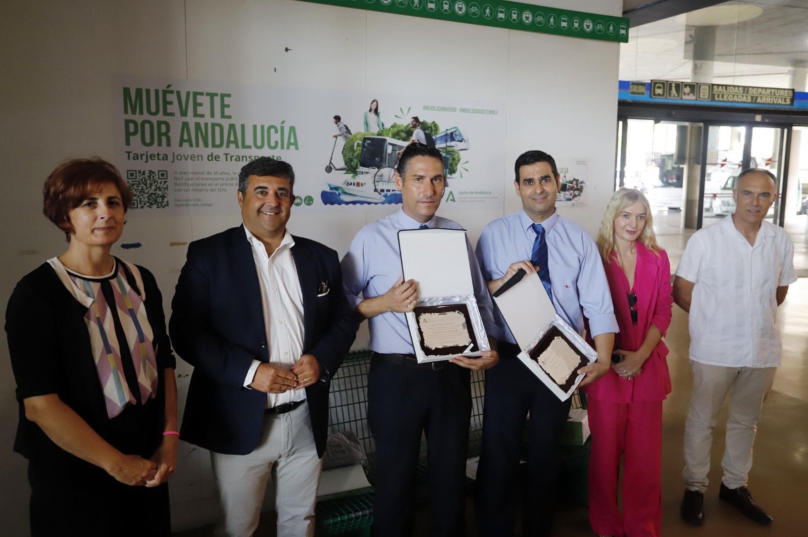 Los dos conductores reciben sus reconocimientos.