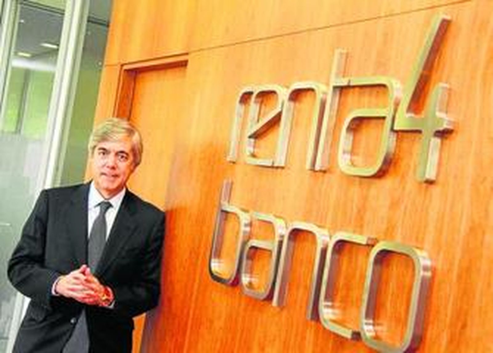 El presidente de Renta 4, Juan Carlos Ureta, en la oficina de la entidad en Sevilla.