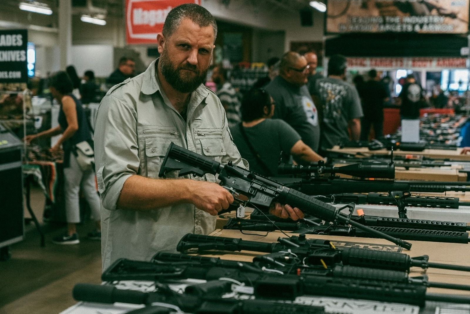 David Beriain en una feria de armas