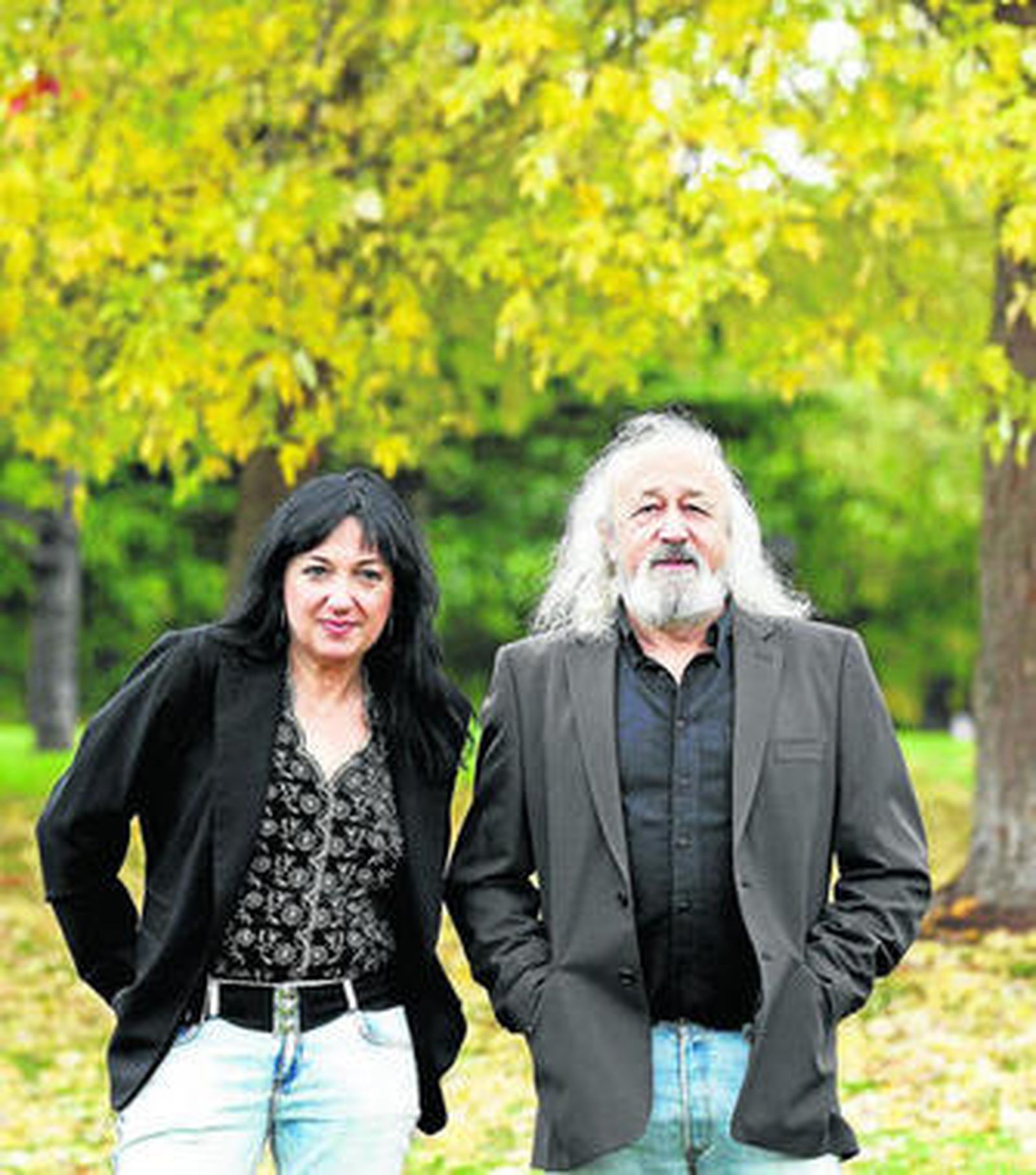 El cineasta navarro y la productora Puy Oria posaban ayer en un parque de Pamplona.