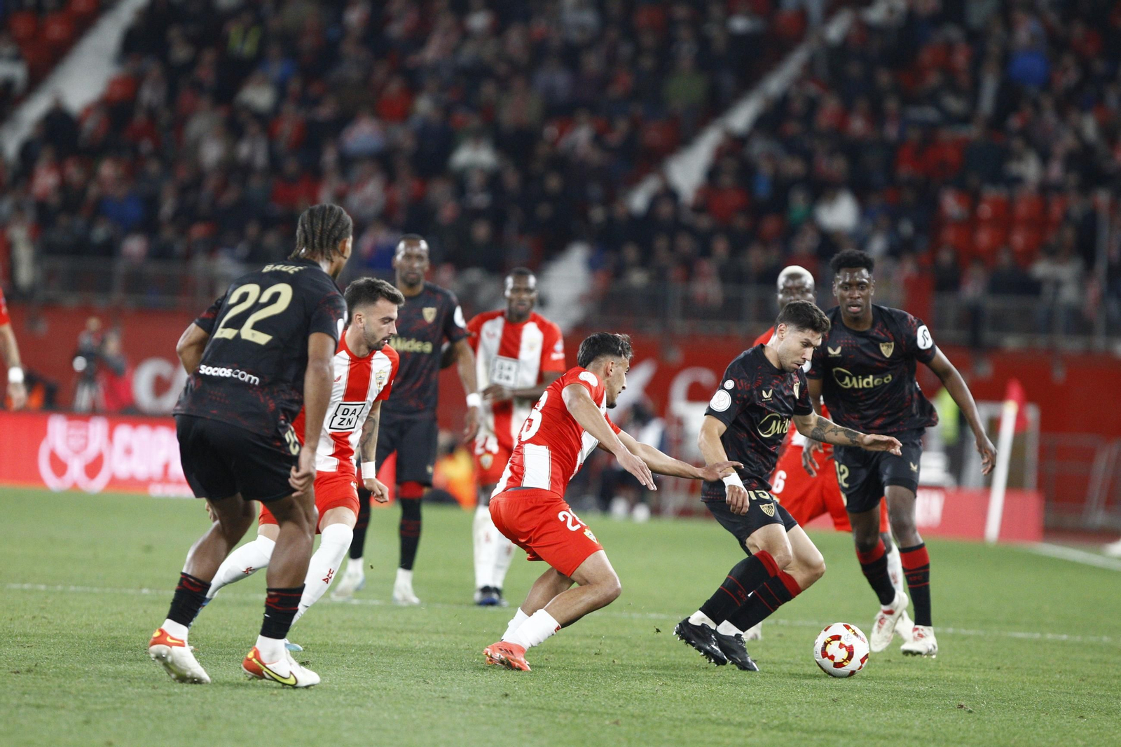 Rachad presiona a un futbolista sevillista durante su último encuentro disputado antes de caer lesionado.