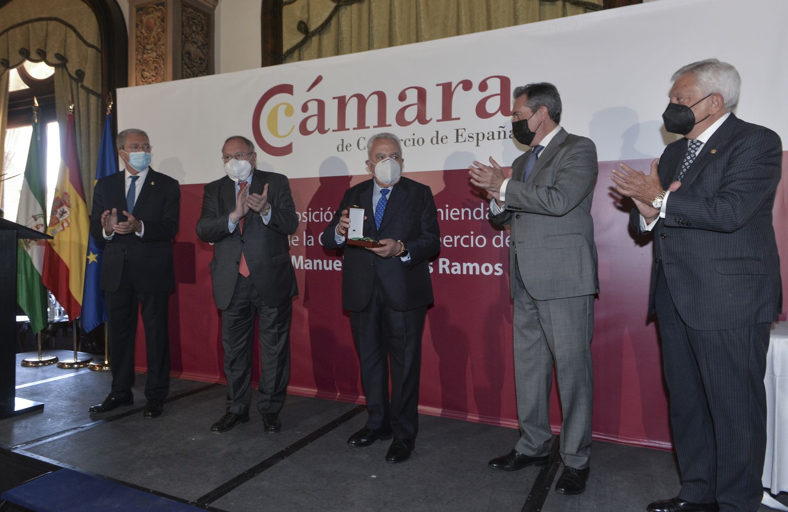 Imposición de la Encomienda de la Orden de la Cámara de España