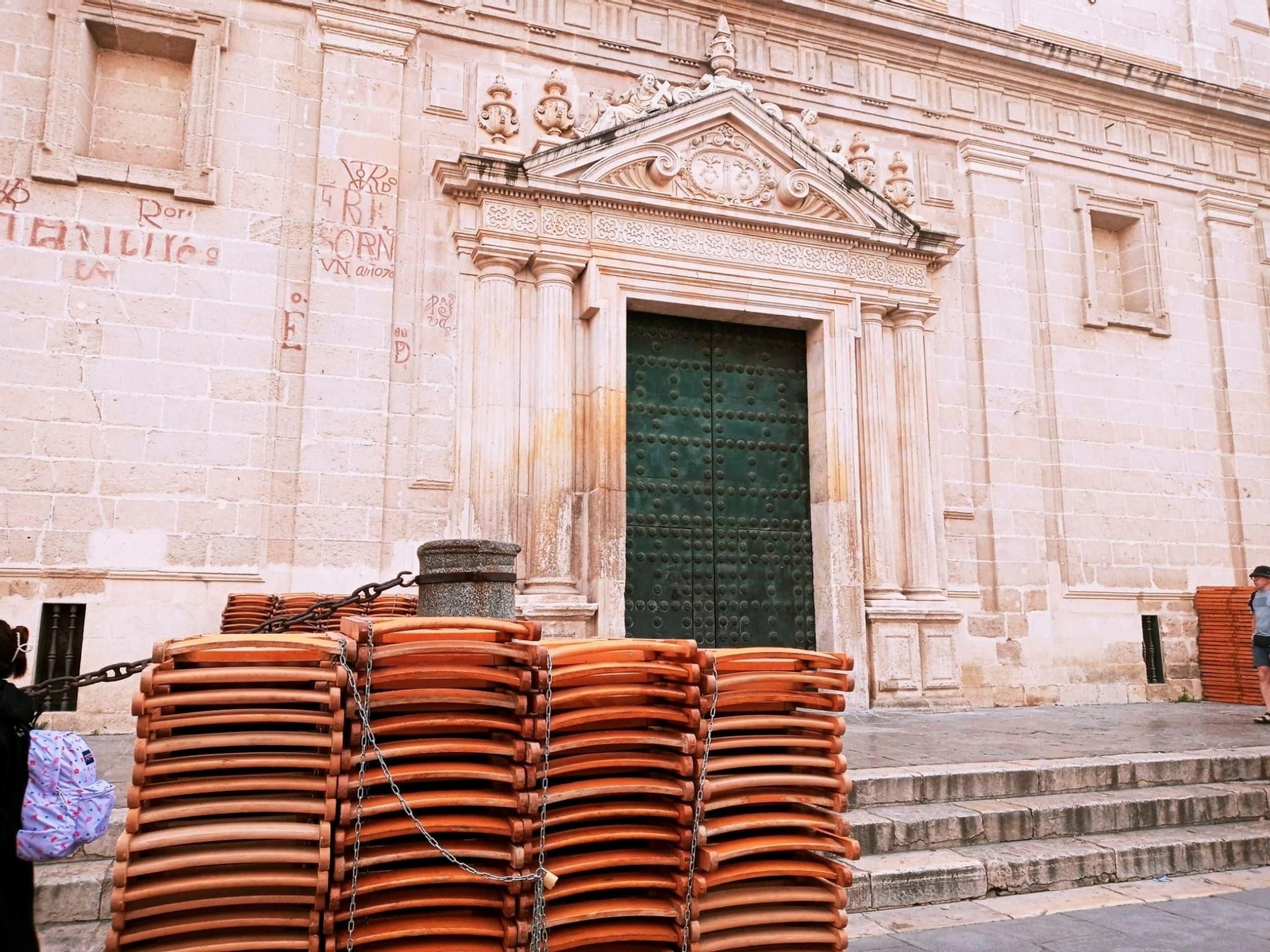 Sillas apiladas de la carrera oficial de la Semana Santa de Sevilla.
