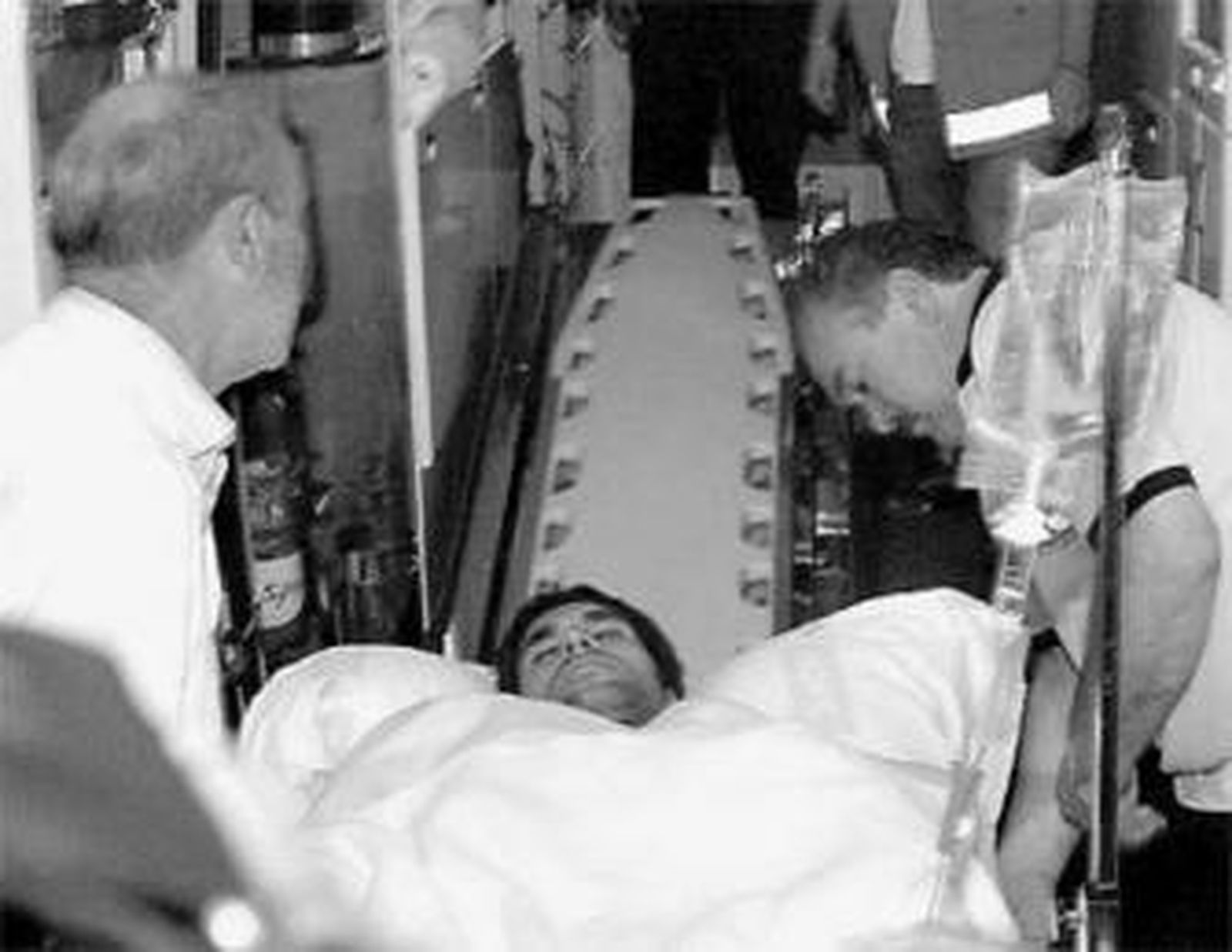 Cayetano Rivera durante su traslado ayer al Hospital de la Paloma.