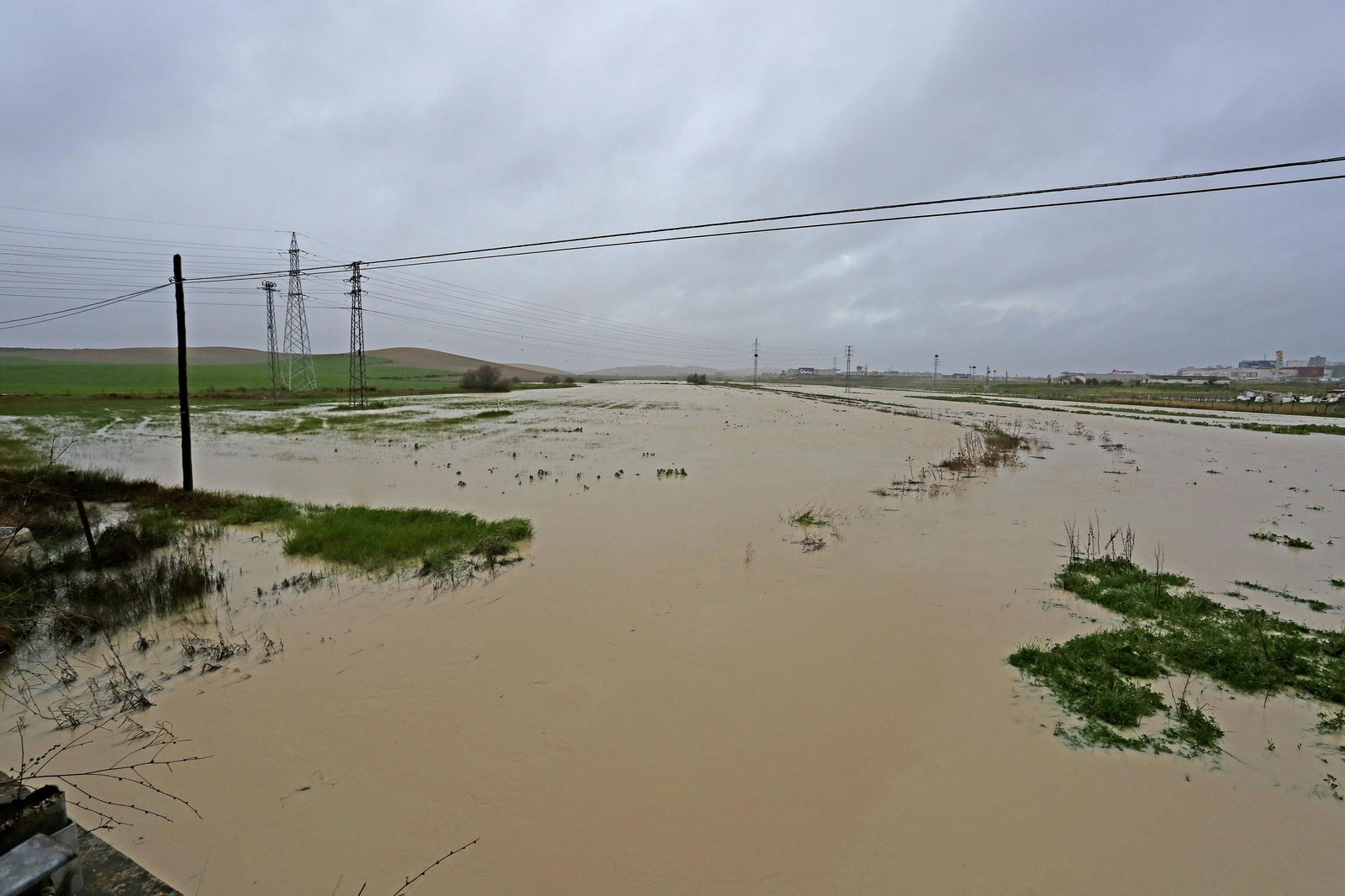 Tierras de labor y viñedos junto a la carretera del Calvario cubiertos por agua tras las abundantes precipitaciones registradas en los últimos días.
