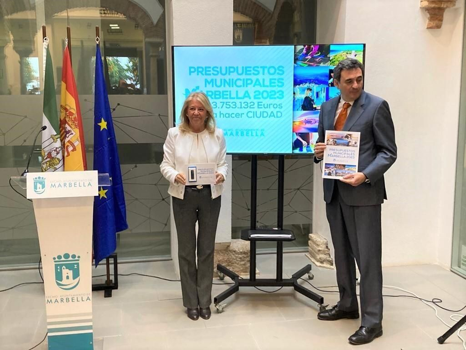 La alcaldesa, Ángeles Muñoz, y el concejal de Hacienda, Félix Romero.