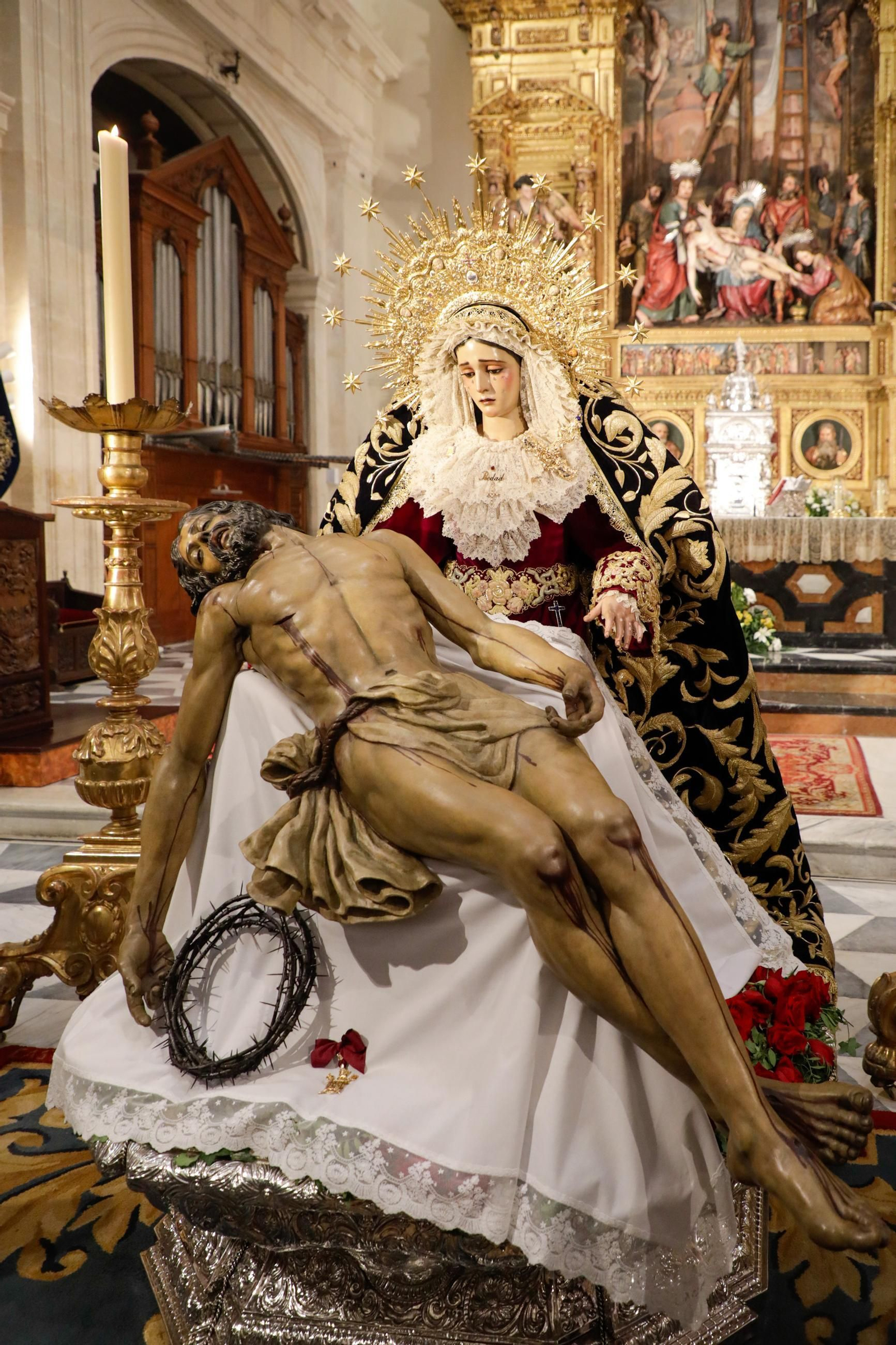 Besamanos extraordinario de la Virgen de la Piedad del Baratillo en el Sagrario con motivo de su coronación, donde el Alcalde, José Luis Sanz, le ha impuesto la réplica de la medalla de la ciudad