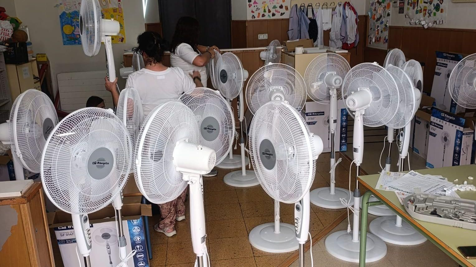 Ventiladores comprados por los padres del CEIP Borbolla.