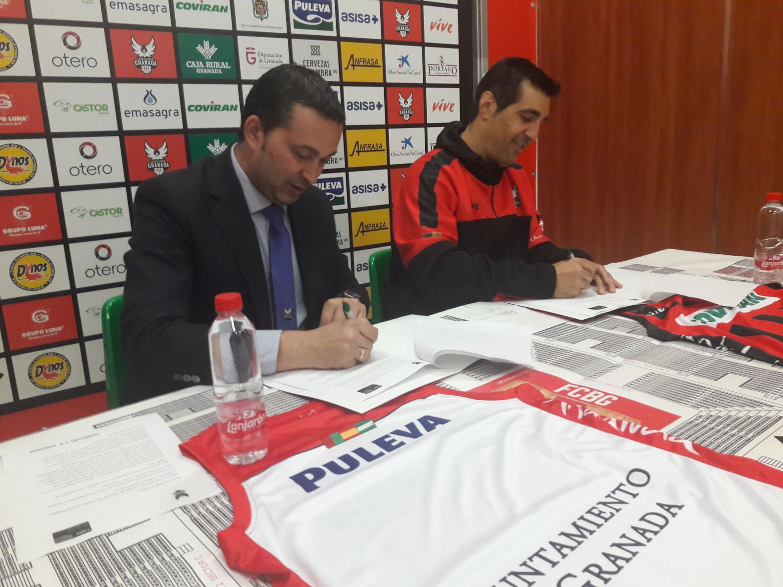Pablo Pin y Óscar Fernández-Arenas firman la renovación del contrato