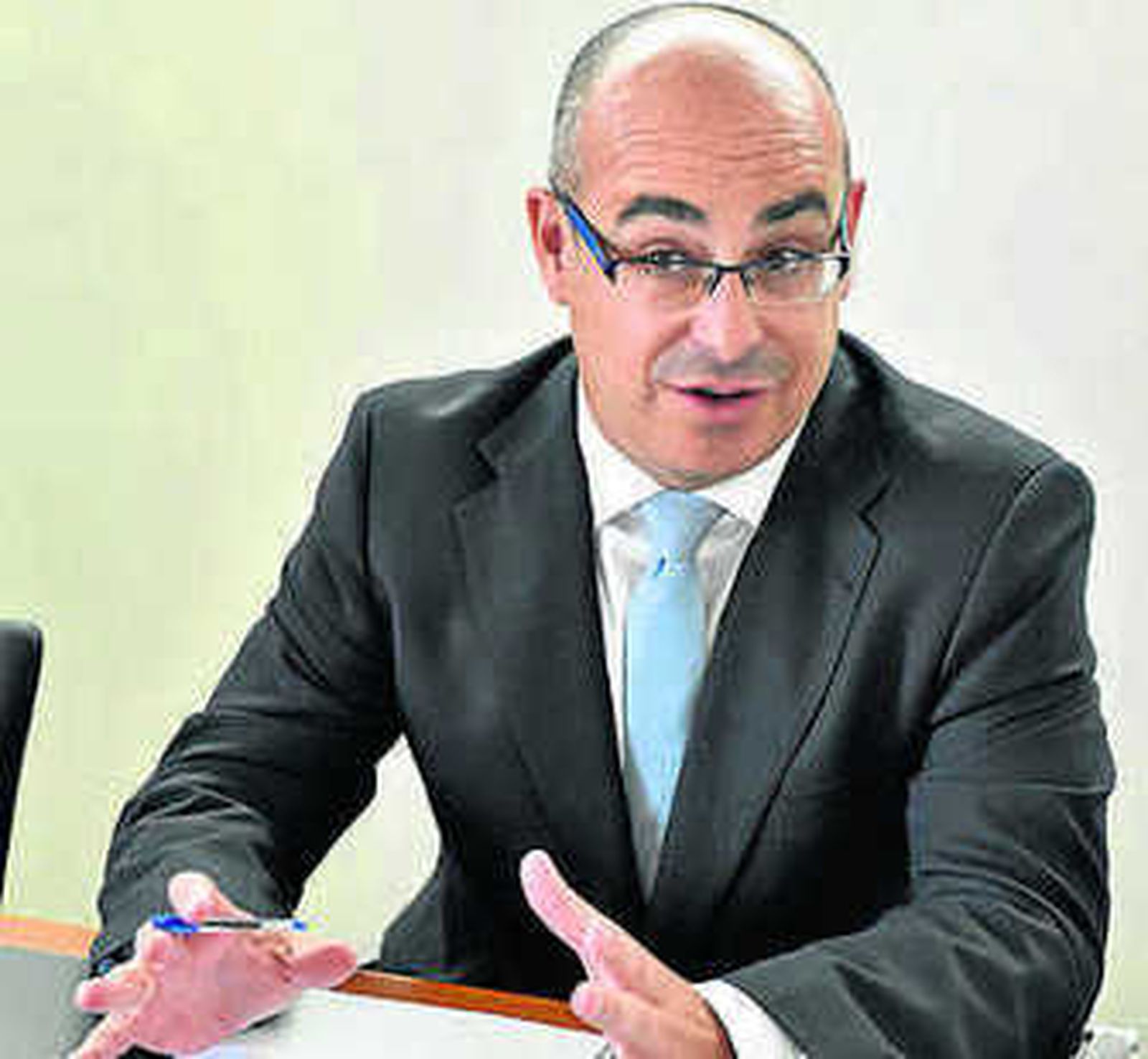 Joaquín Cuesta, en la terraza del edificio Allianz, sede de Cuatrecasas en Sevilla, con la Giralda al fondo.