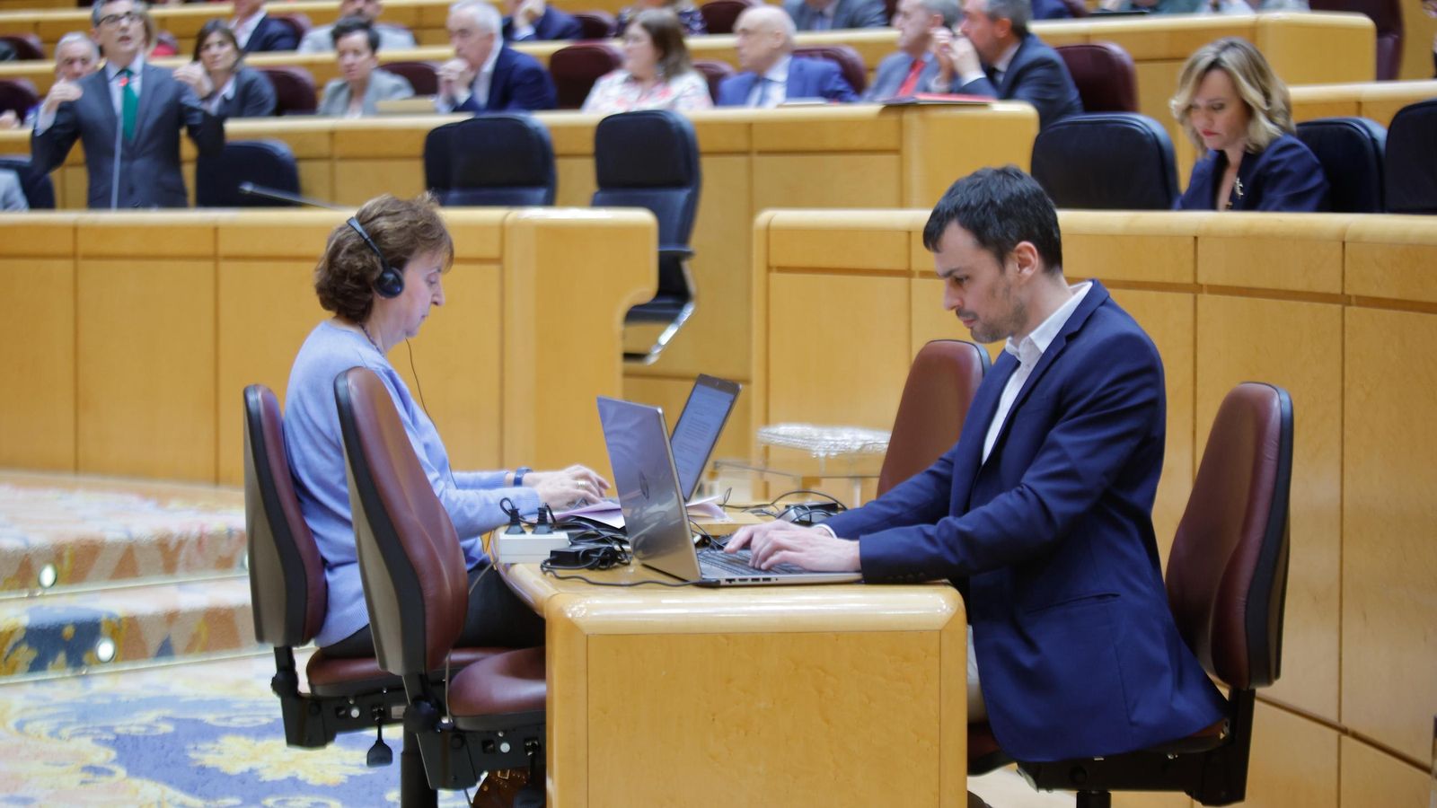 Álex Muñoz toma notas durante la intervención del ministro Félix Bolaños en la sesión de control.