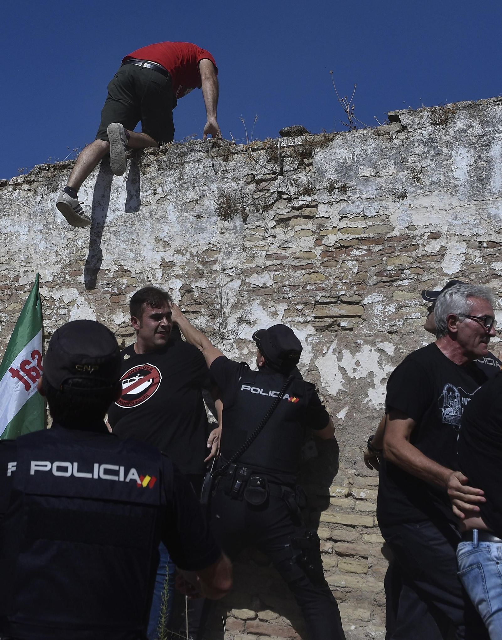 Concentración ante el cortijo Gambogaz, en Camas