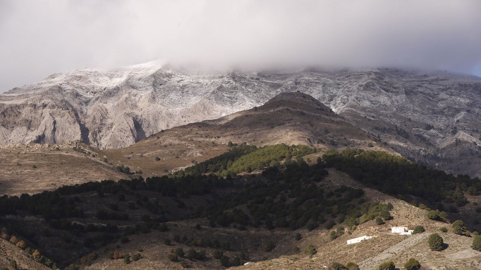Vista de La Maroma con nieve en la cumbre.