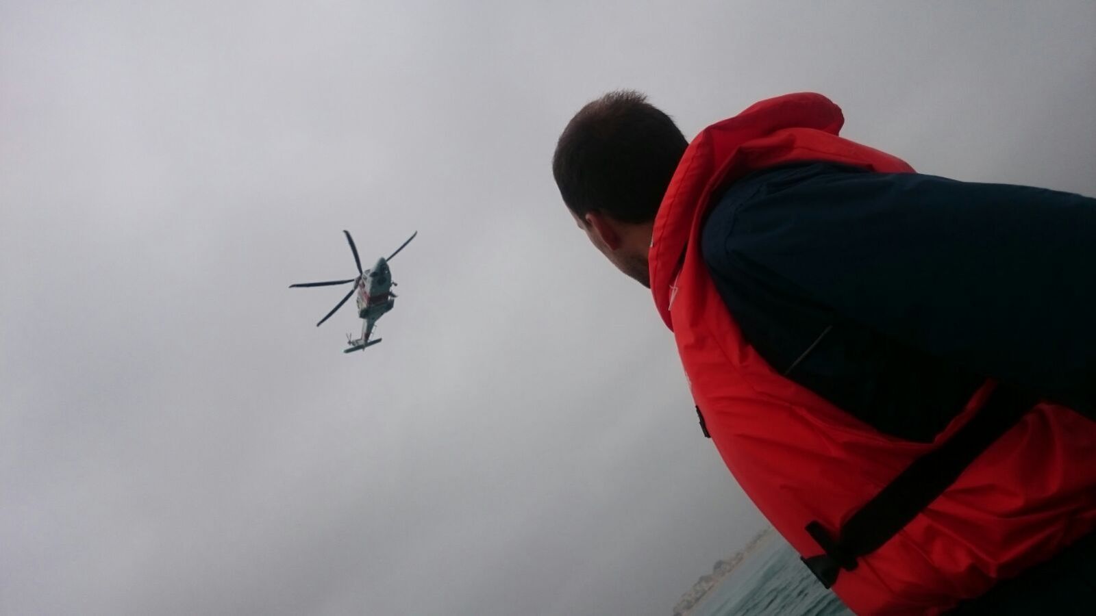 Un voluntario observa un helicóptero en uno de los simulacros realizados en la localidad.