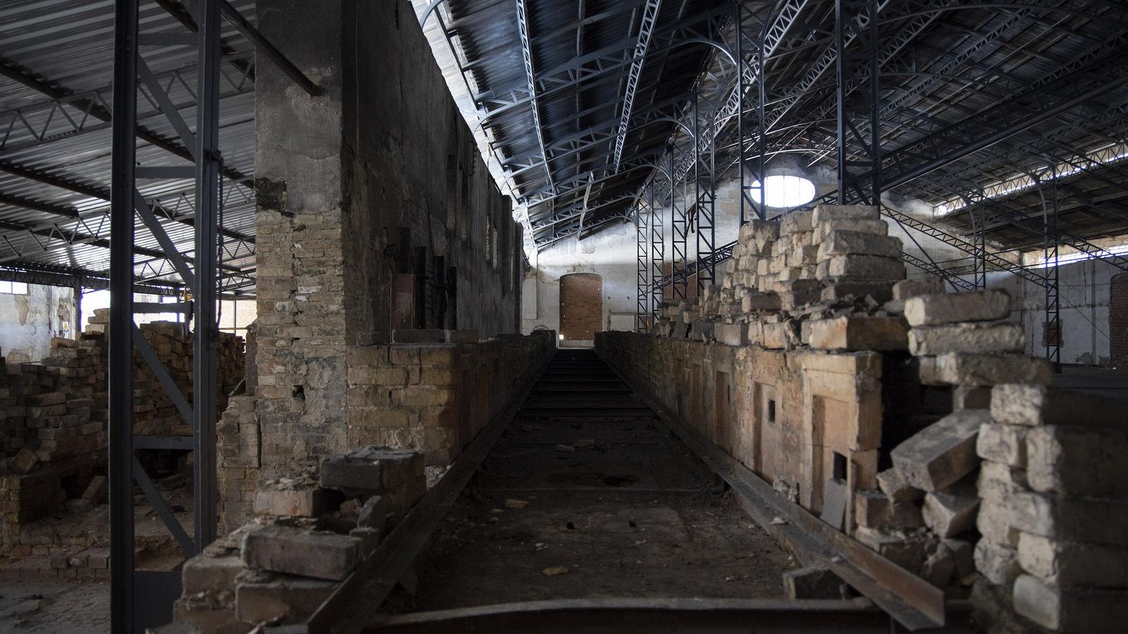 Interior de una de las naves del antiguo complejo fabril.
