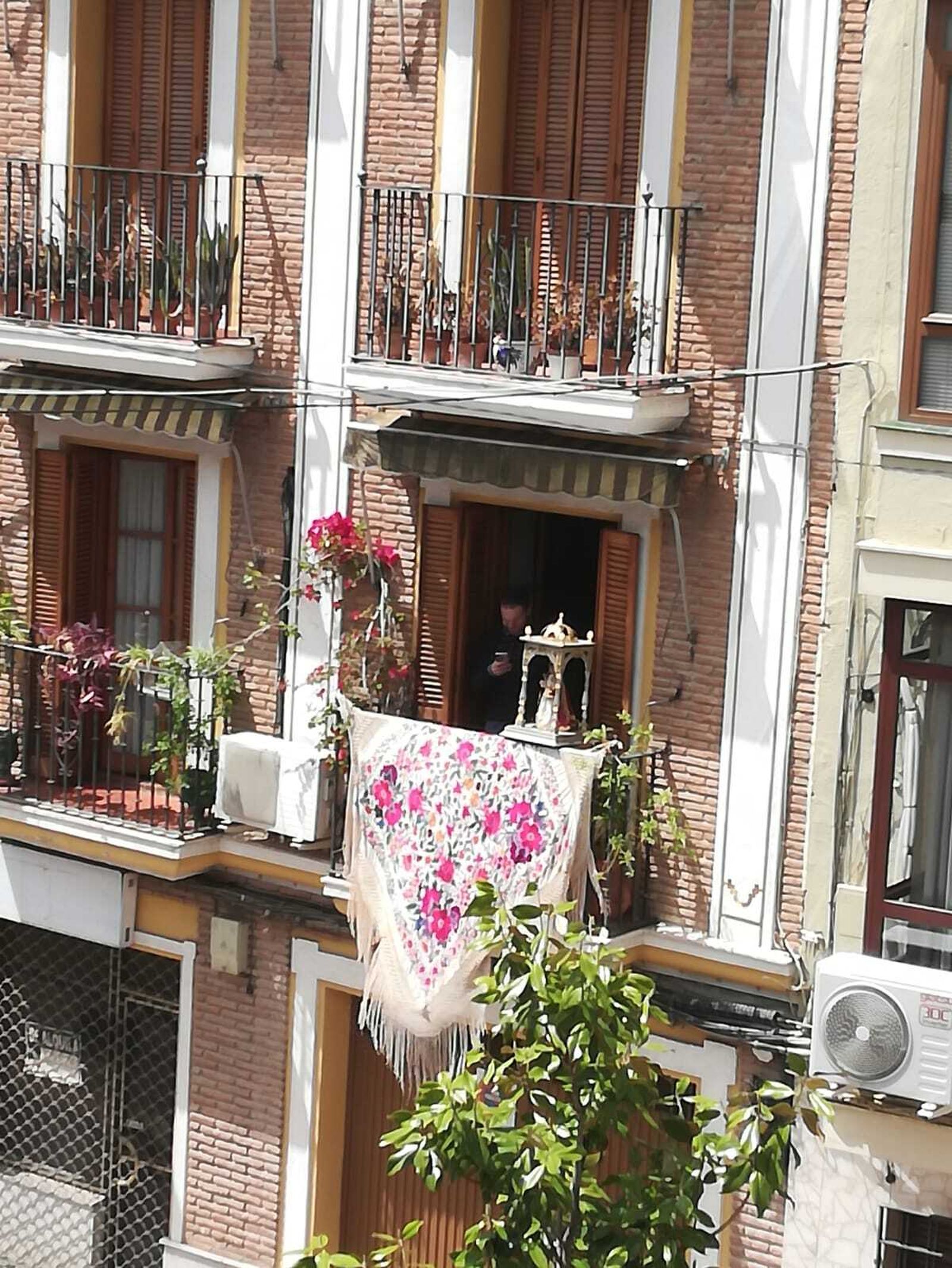 Un altar en un balcón de Lucena.