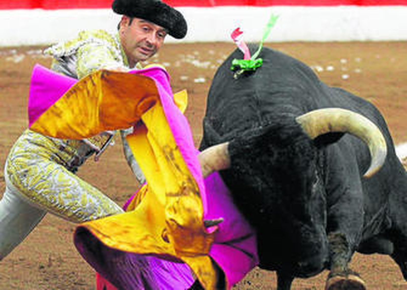 Enrique Ponce, en un lance de recibo a su primer toro, ayer, en Santander.