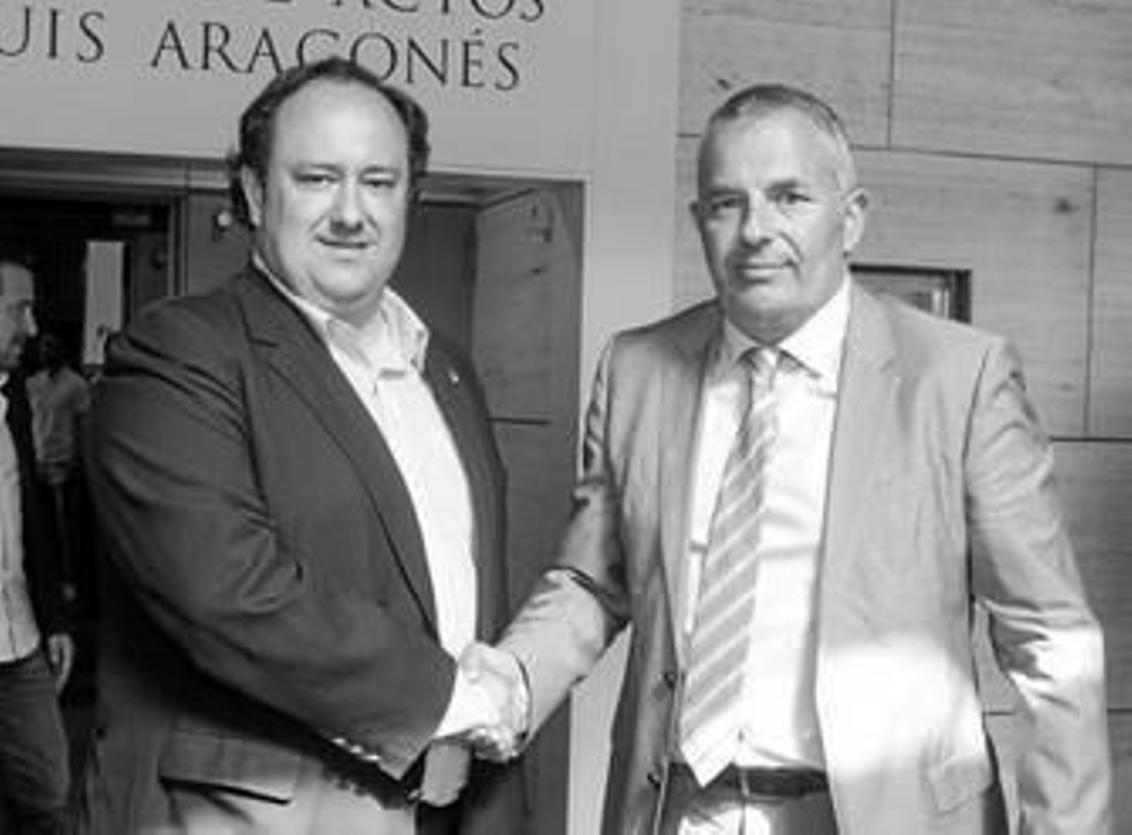 Fran Canal (d), consejero del Cádiz, y el presidente del Oviedo, Jorge Menéndez, estrechándose ayer la mano en la sede de la RFEF.