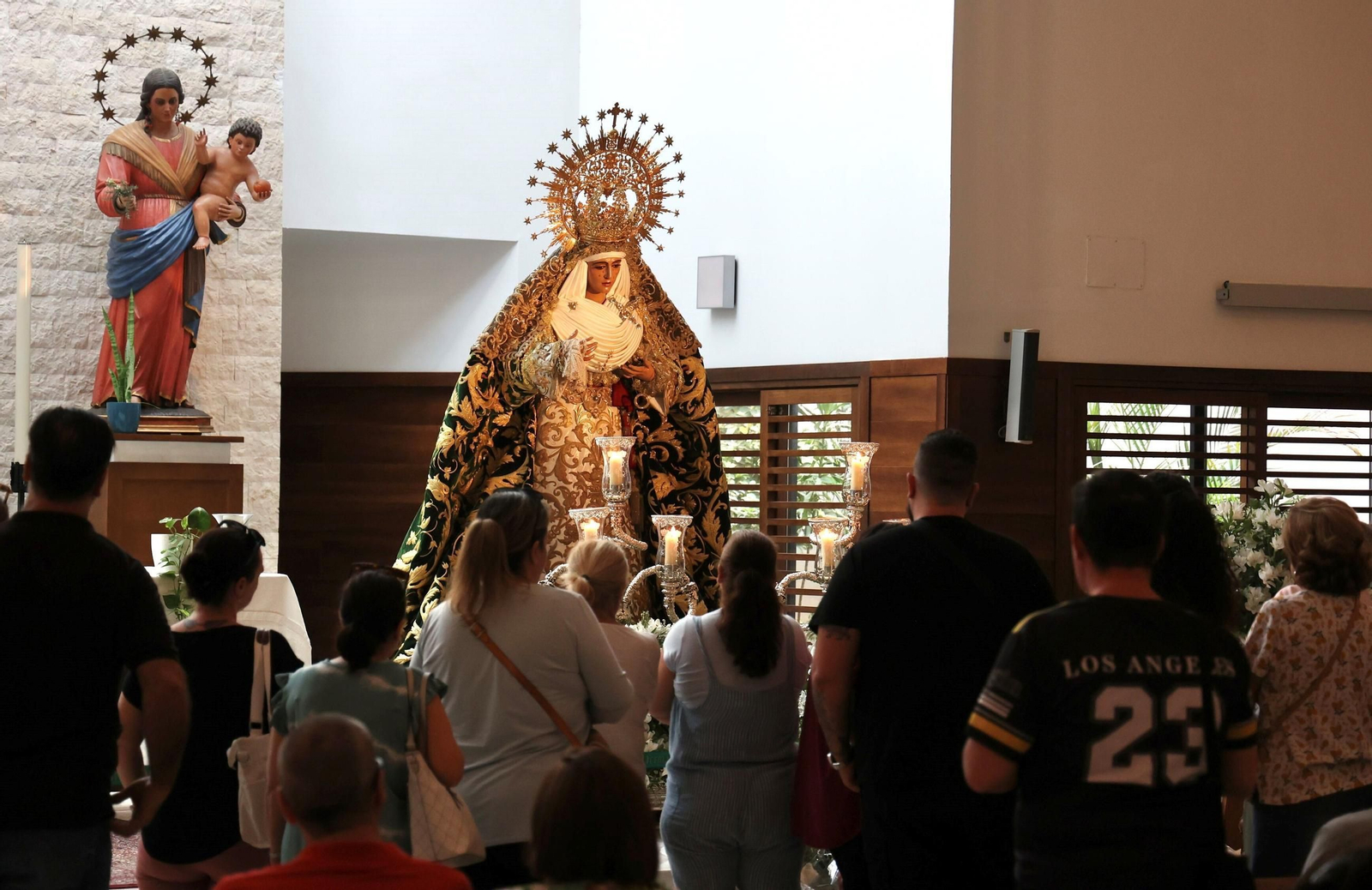 La Esperanza de Triana no ha parado de recibir a sus devotos durante su estancia en San Pío X