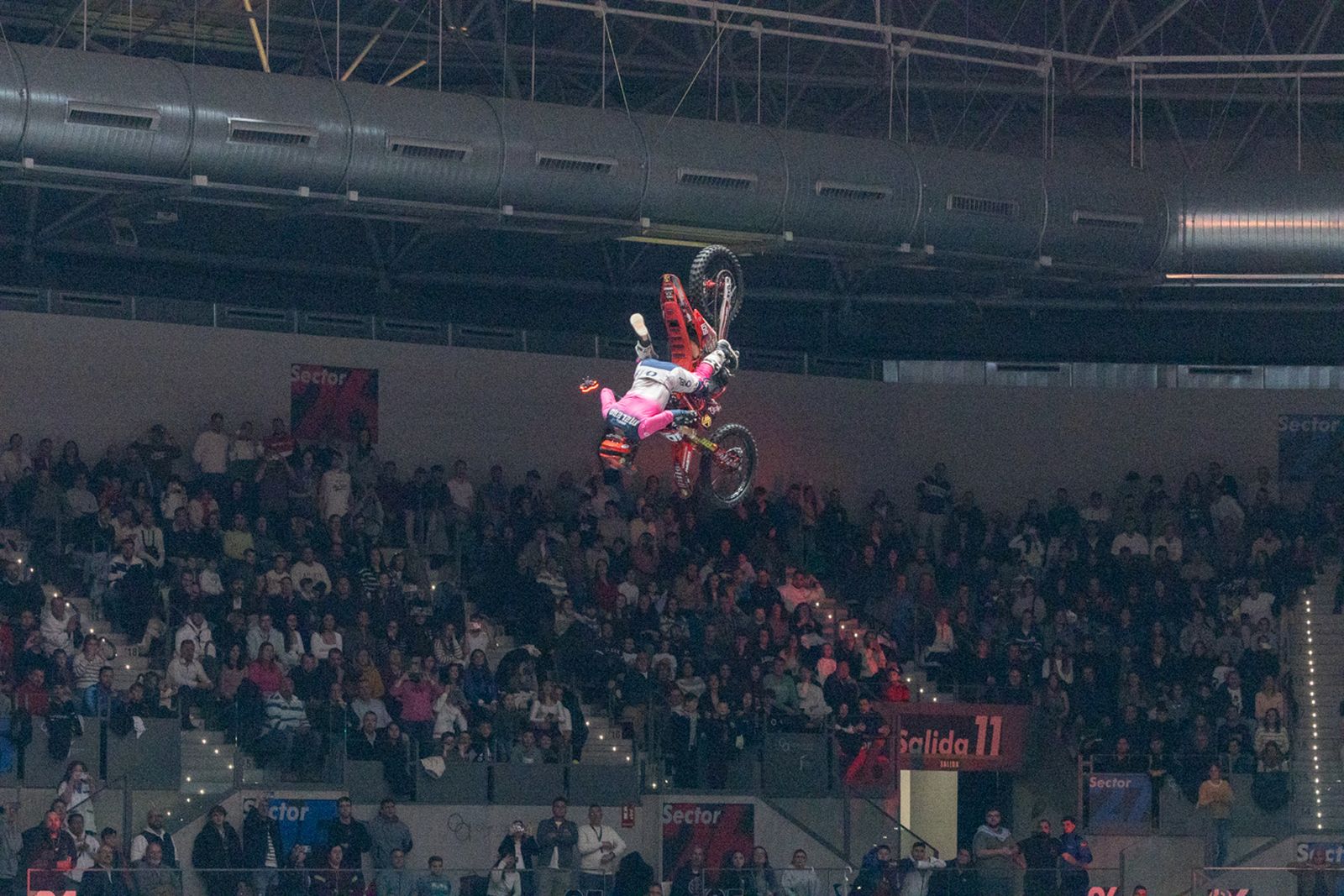 En imágenes: el Olivo Arena vibra con piruetas y motor en estado puro en el Soloflow Freestyle (2)