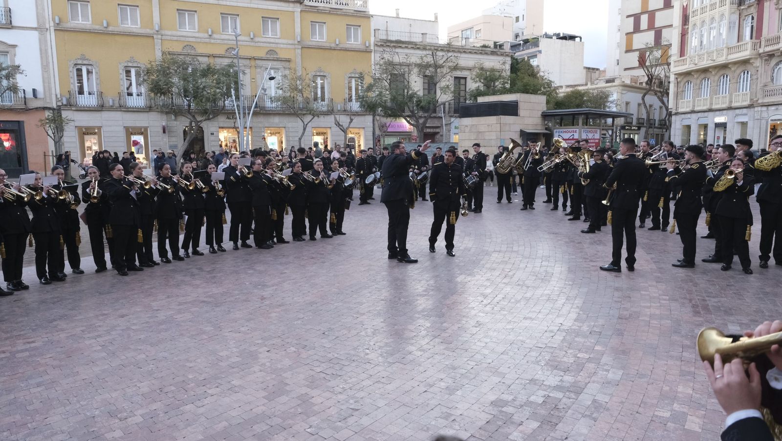 La Banda de Cornetas y Tambores Nuestra Señora del Carmen arropa al Cristo de Medinaceli, en imágenes