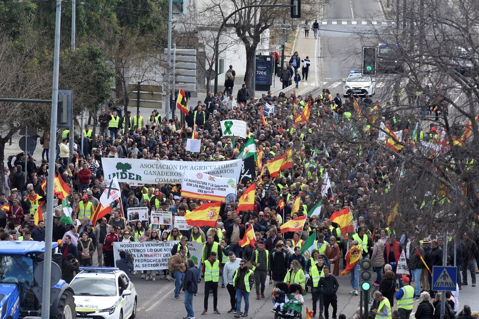 La protesta de los agricultores de Córdoba, en imágenes