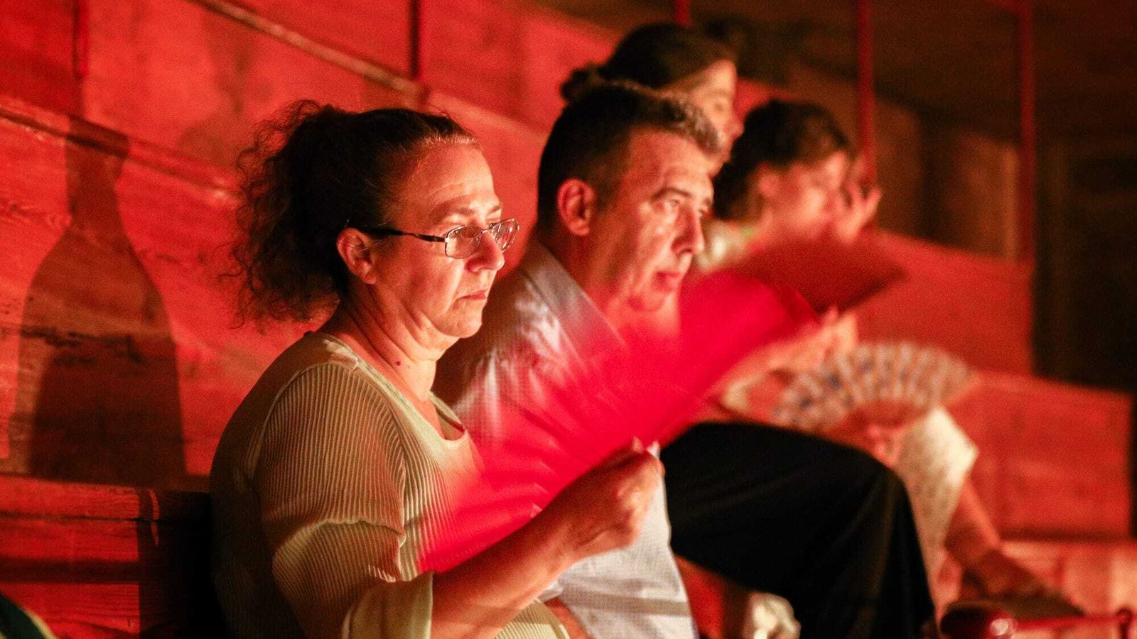 Una mujer se abanica en el paraíso.